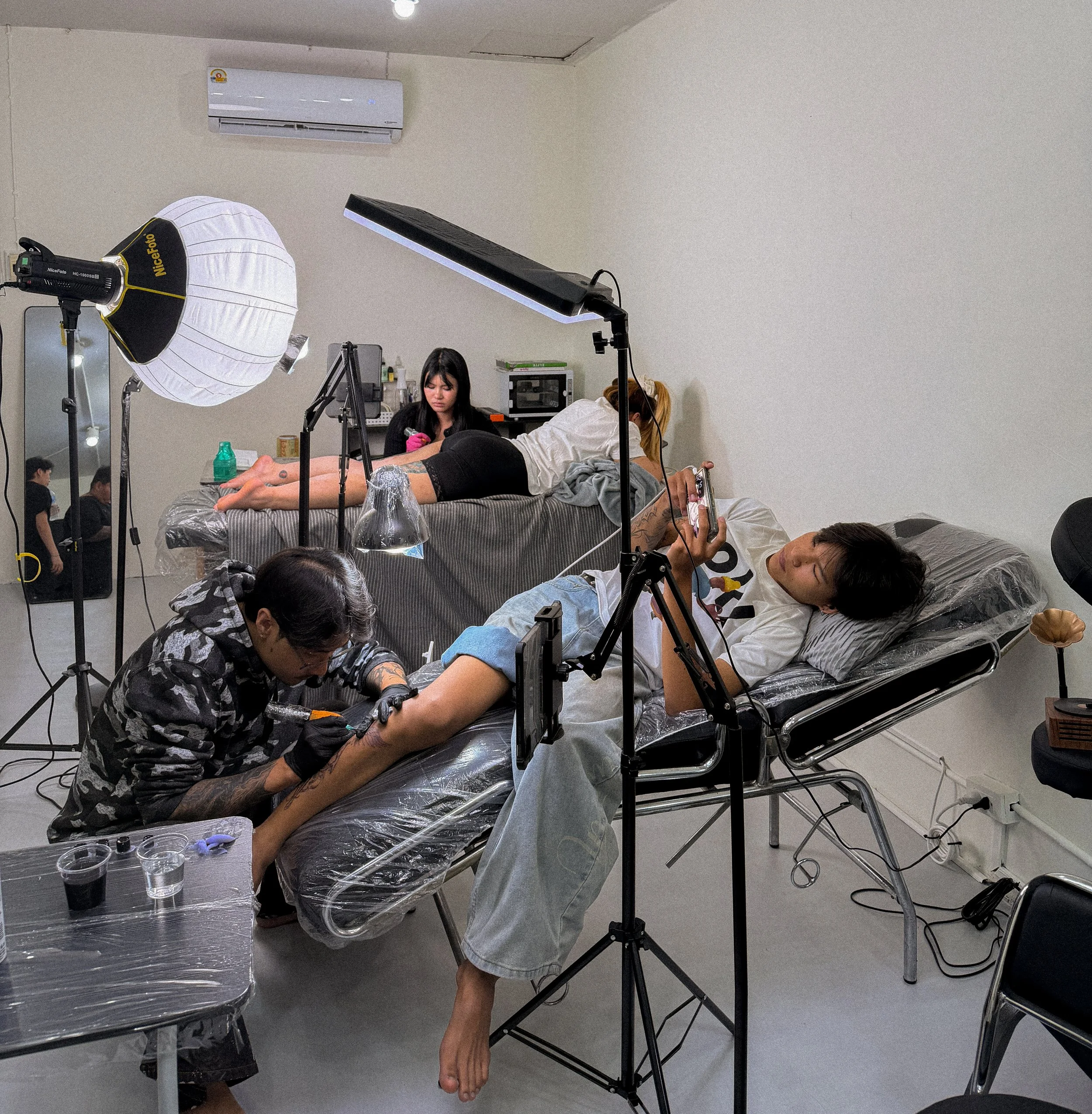 ช่วงเวลาการทำงานภายในร้านสัก Let’s Tatt Studio / Professional tattoo session at Let’s Tatt Studio Chiang Mai