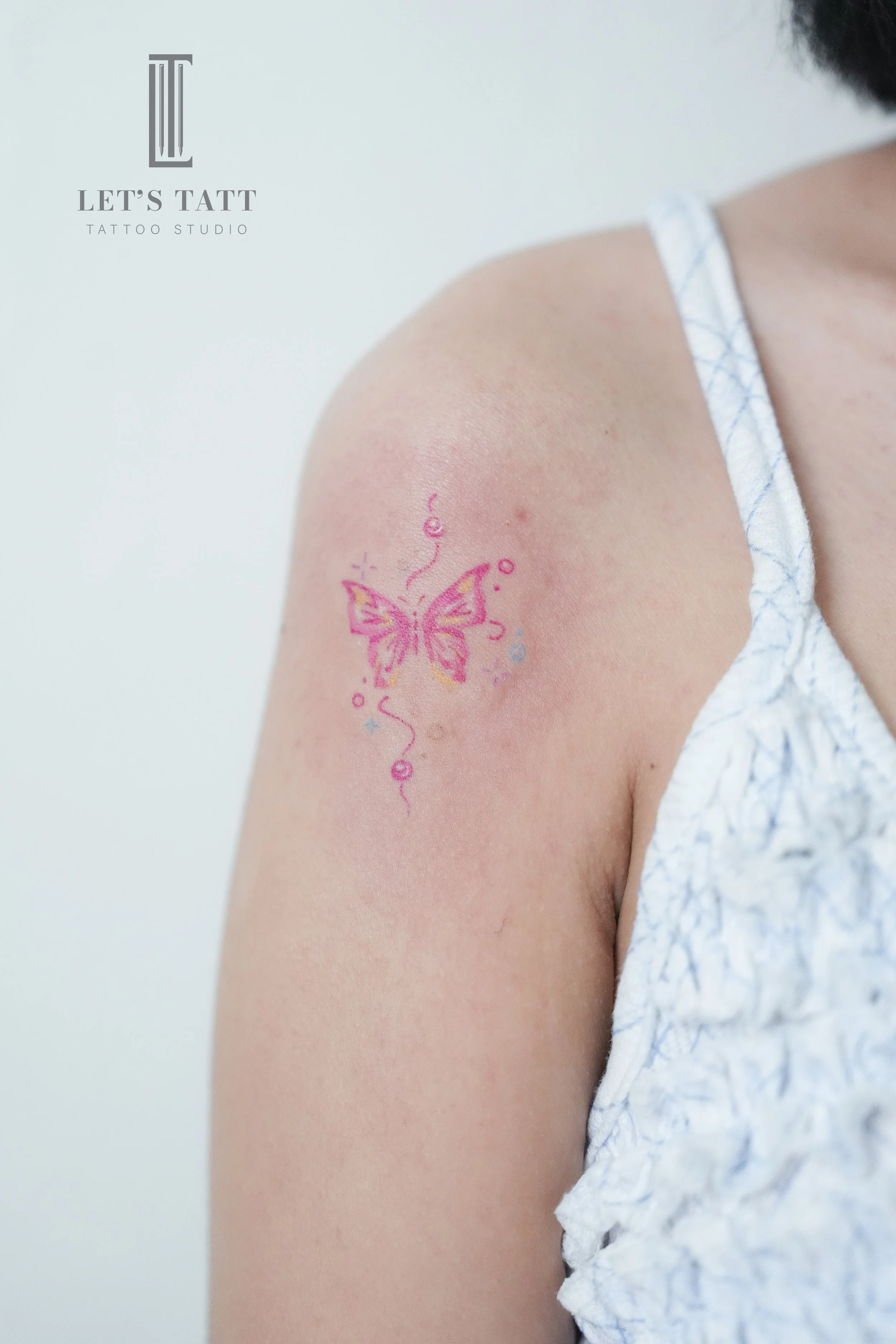 รอยสักผีเสื้อสีชมพูสไตล์มินิมอล / Minimal color butterfly tattoo by Let’s Tatt Studio Chiang Mai