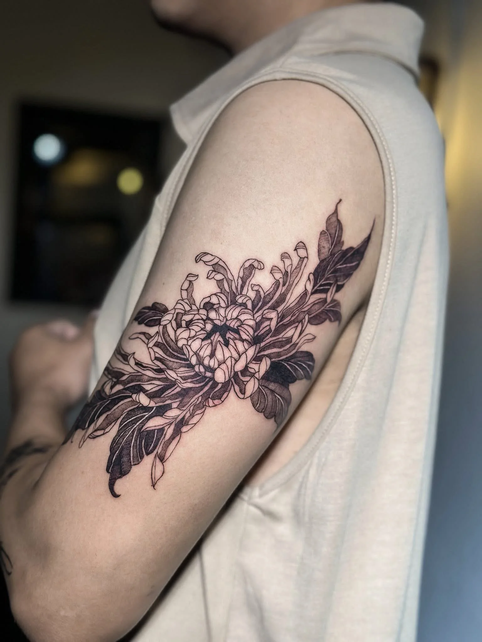 รอยสักดอกไม้สไตล์ Fine Line Blackwork พร้อมรายละเอียดแสงเงา / Fine line blackwork tattoo by Let’s Tatt Studio Chiang Mai