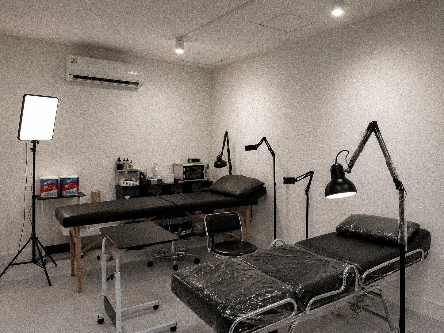 ภายในสตูดิโอสักของ Let’s Tatt Studio พร้อมอุปกรณ์และพื้นที่ทำงานที่สะอาด / Clean tattoo workspace at Let’s Tatt Studio Chiang Mai