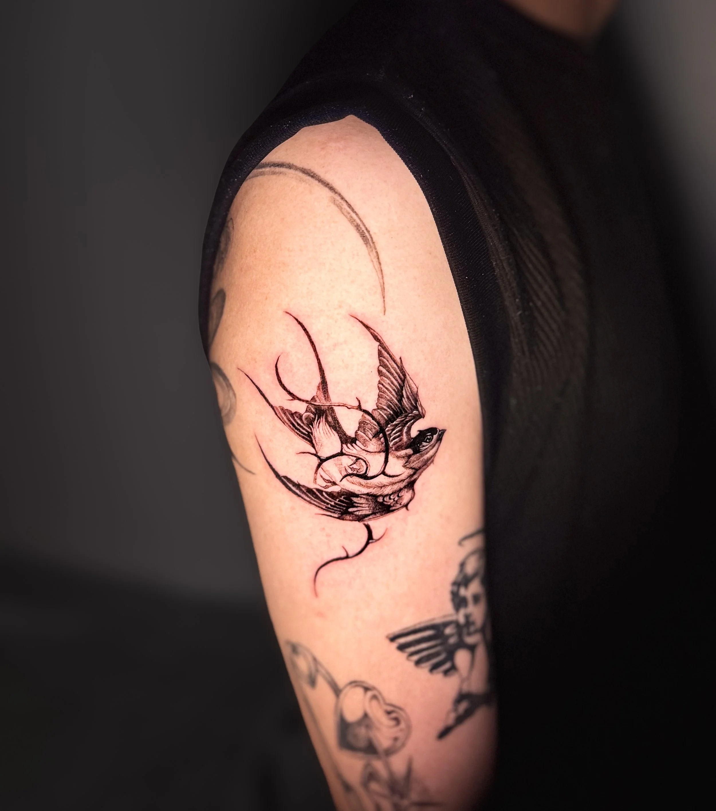 รอยสักนกสไตล์ Blackwork พร้อมลายเส้นละเอียด / Blackwork bird tattoo by Let’s Tatt Studio Chiang Mai