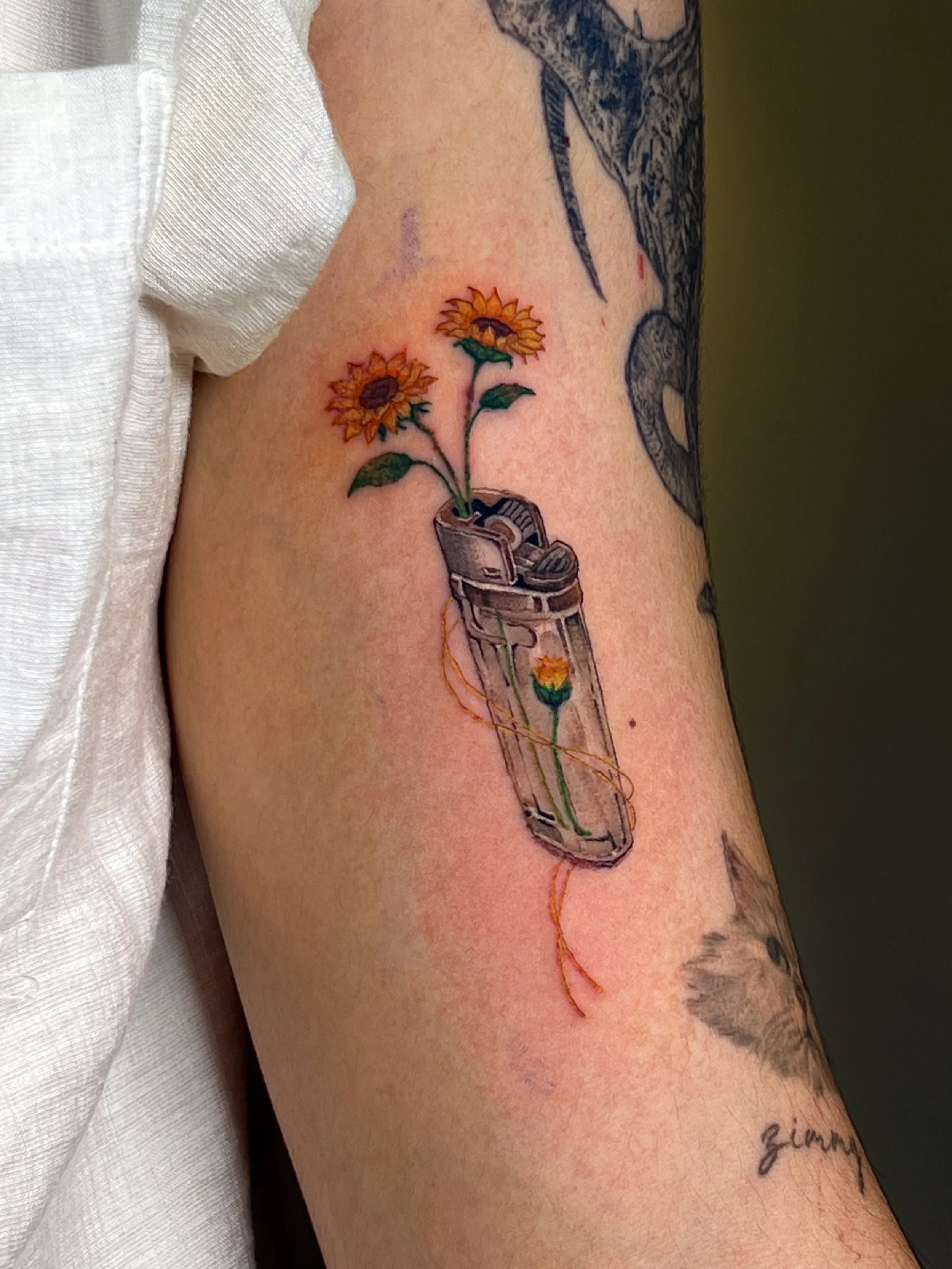 รอยสักไฟแช็กพร้อมดอกทานตะวันสไตล์มินิมอล / Minimal  tattoo by Let’s Tatt Studio Chiang Mai