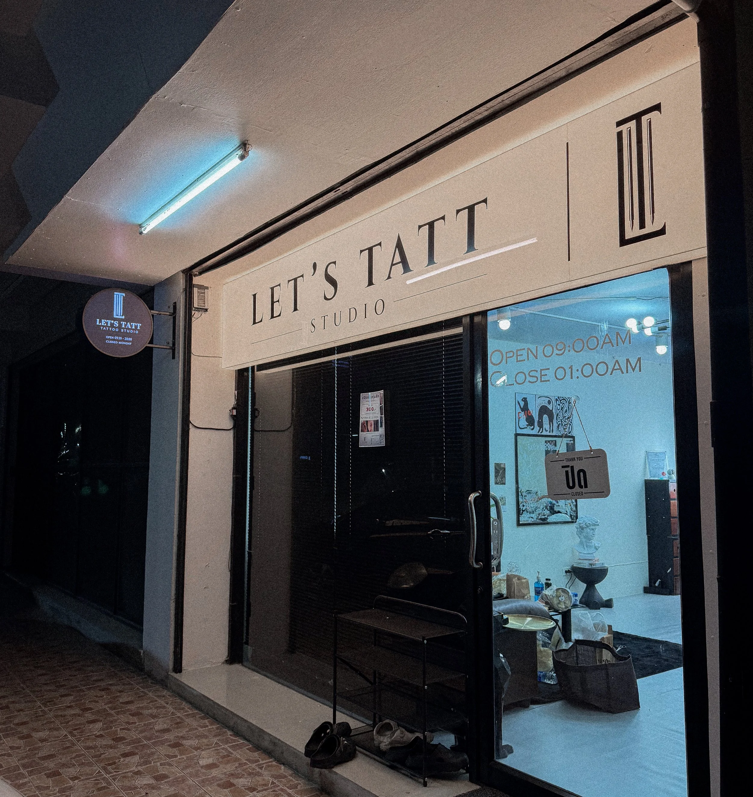 หน้าร้าน Let’s Tatt Studio ร้านสักเชียงใหม่สไตล์มินิมอล พร้อมป้ายร้านและบรรยากาศช่วงกลางคืน / Exterior of Let’s Tatt Studio Chiang Mai with minimal tattoo studio design and illuminated signage