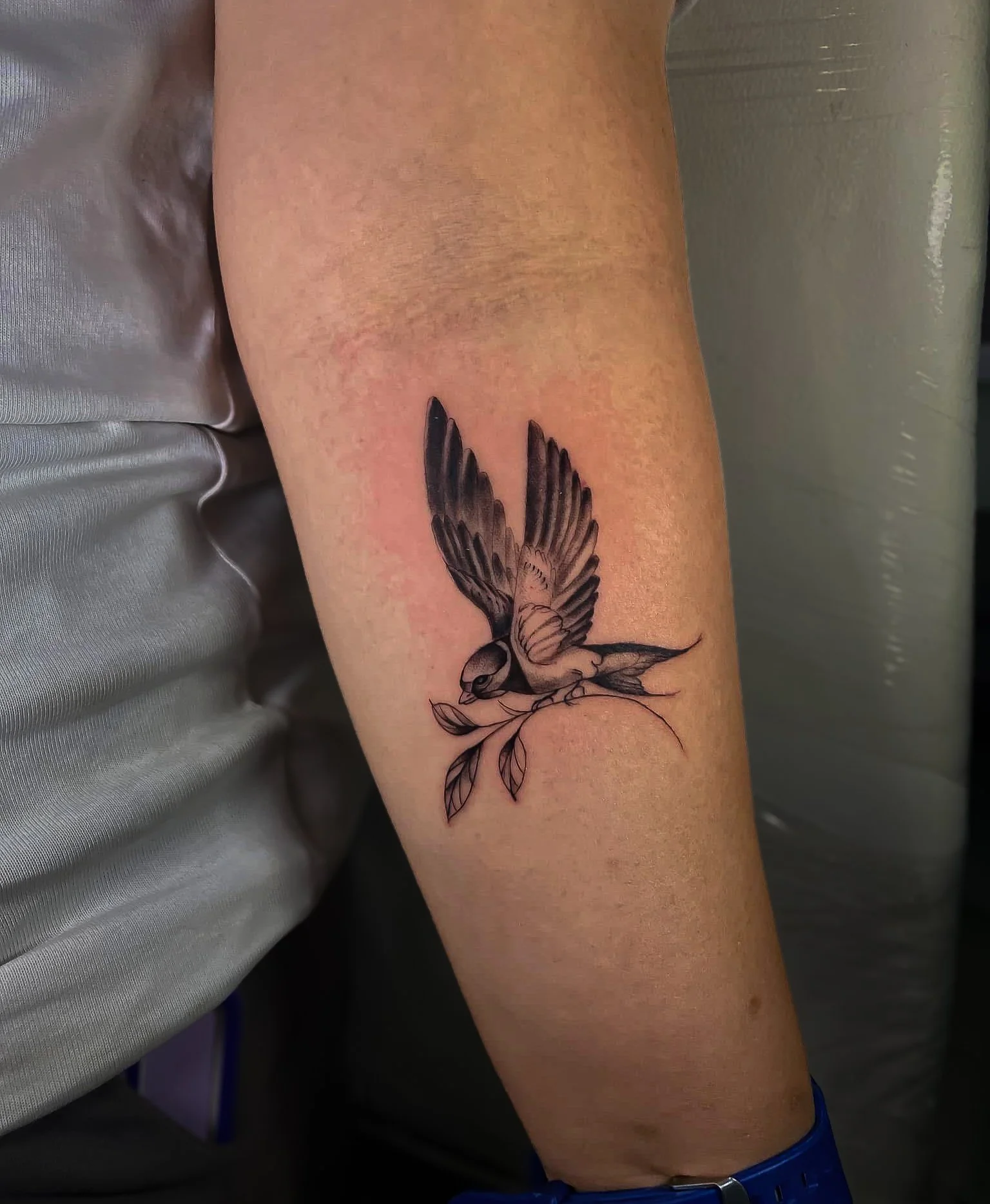 รอยสักนกและกิ่งไม้สไตล์ Blackwork / Blackwork bird tattoo by Let’s Tatt Studio Chiang Mai