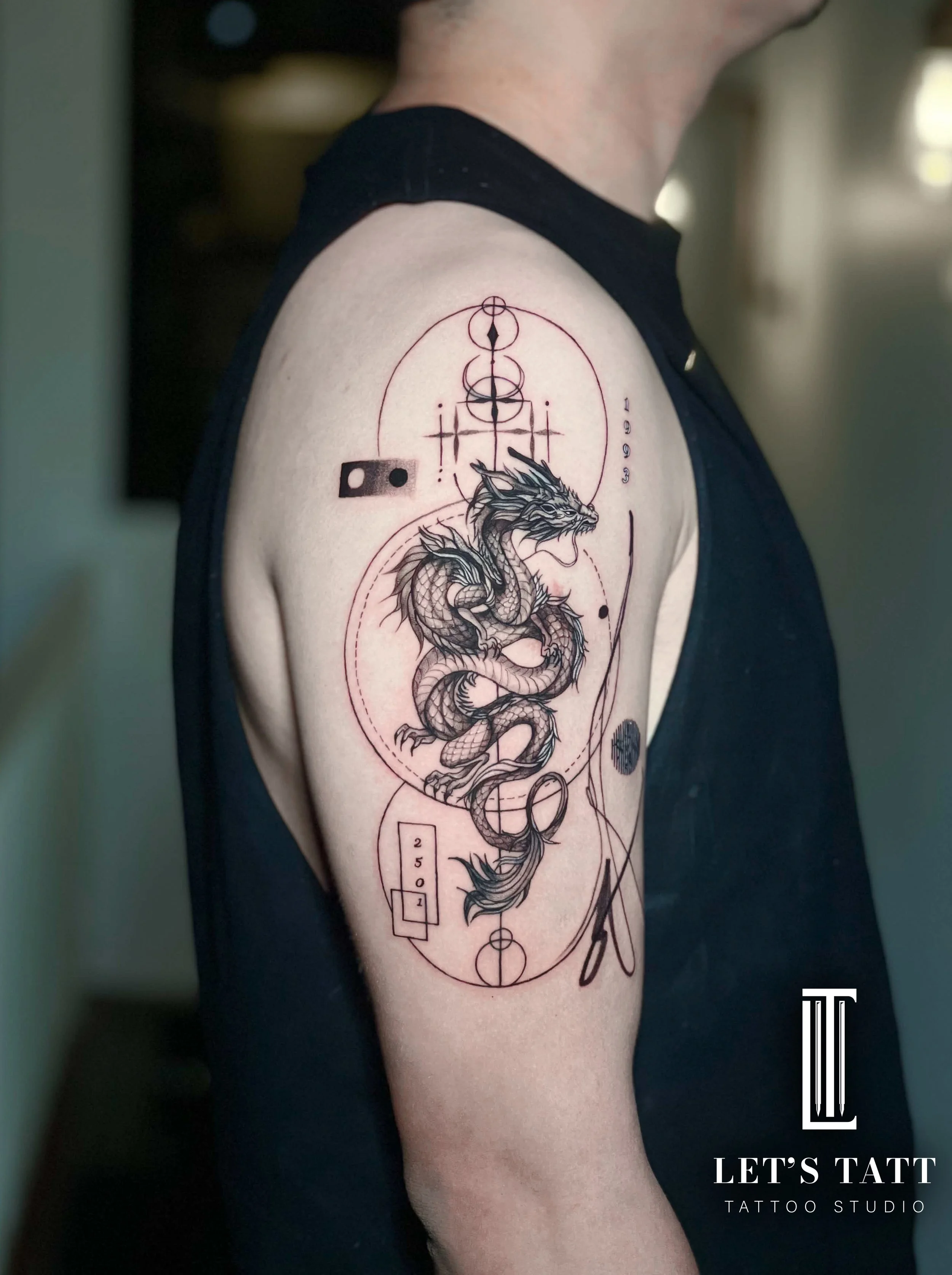 รอยสักมังกรพร้อมองค์ประกอบเรขาคณิตสไตล์ Blackwork / Geometric blackwork dragon tattoo by Let’s Tatt Studio Chiang Mai
