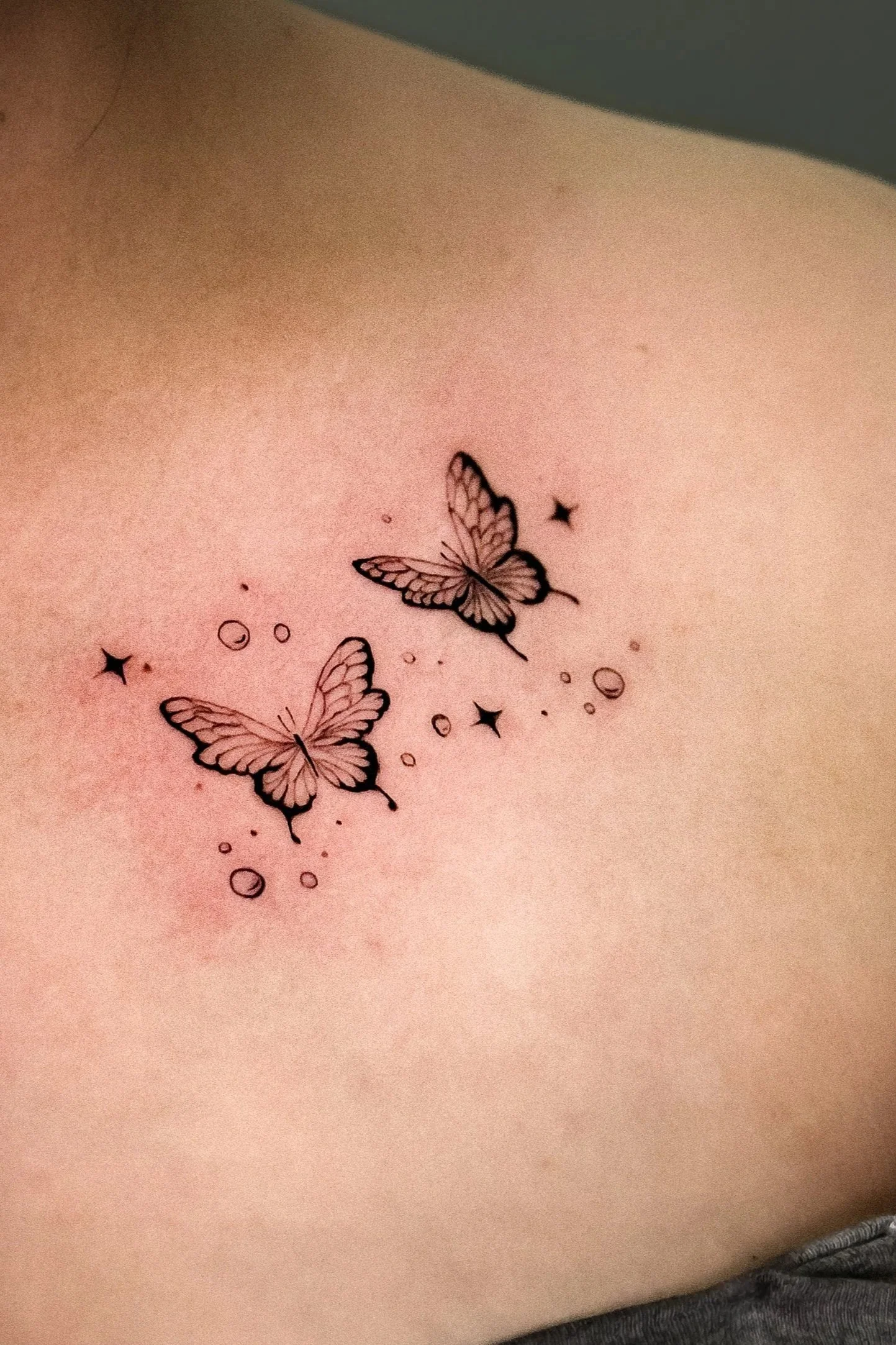 รอยสักผีเสื้อโทนสีอ่อนสไตล์ Fine Line / Soft color butterfly tattoo by Let’s Tatt Studio Chiang Mai
