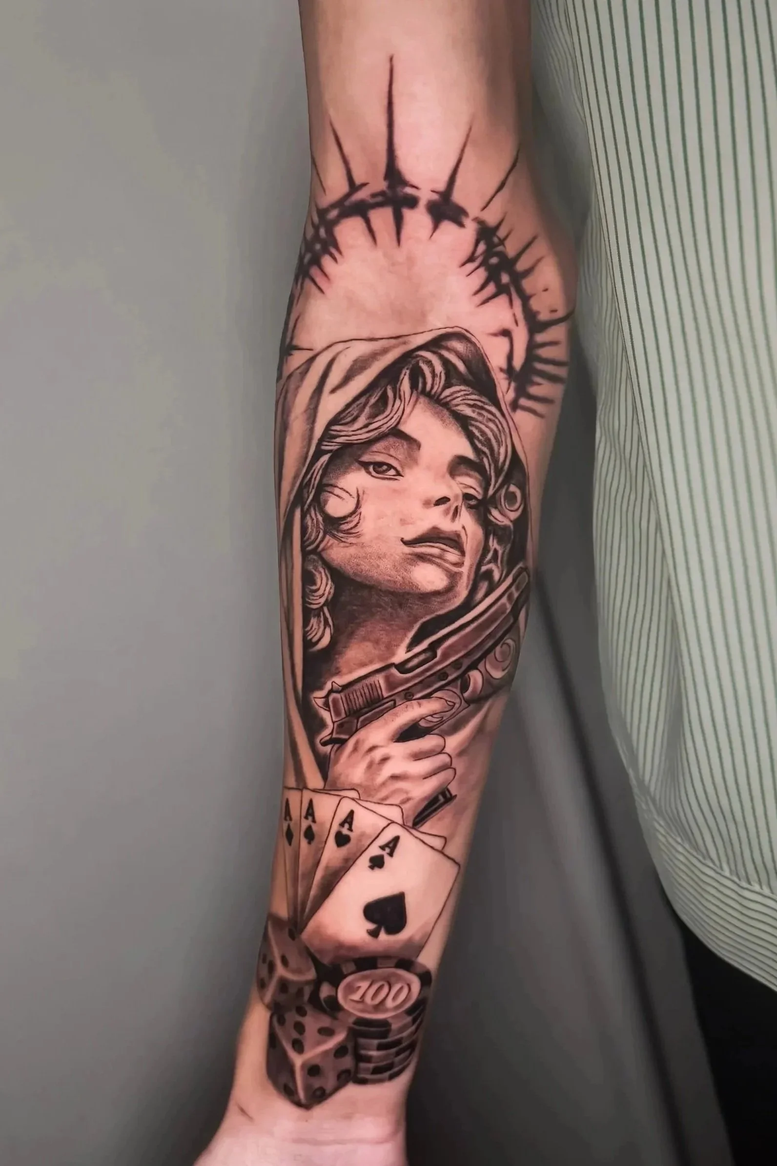 รอยสักผู้หญิงสไตล์ Black & Grey เน้นแสงเงาและรายละเอียด / Black and grey portrait tattoo by Let’s Tatt Studio Chiang Mai