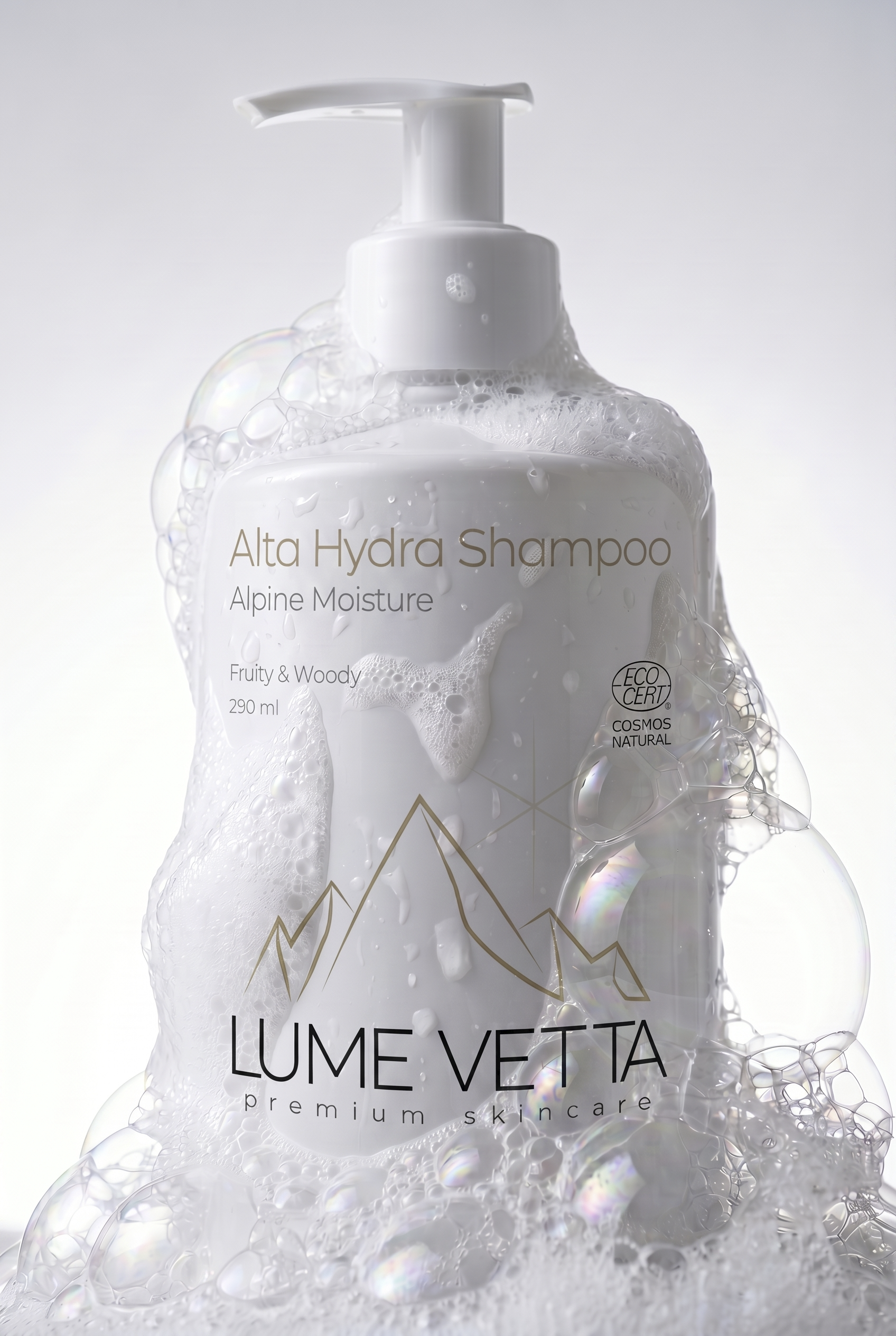 Ein Shampoo-Flasche mit weißer Verpackung, die in Seifenblasen und Schaum eingehüllt ist, mit Labeltext in Deutsch und Englisch, das auf eine natürliche Hautpflege bei Höhenwasser hinweist.