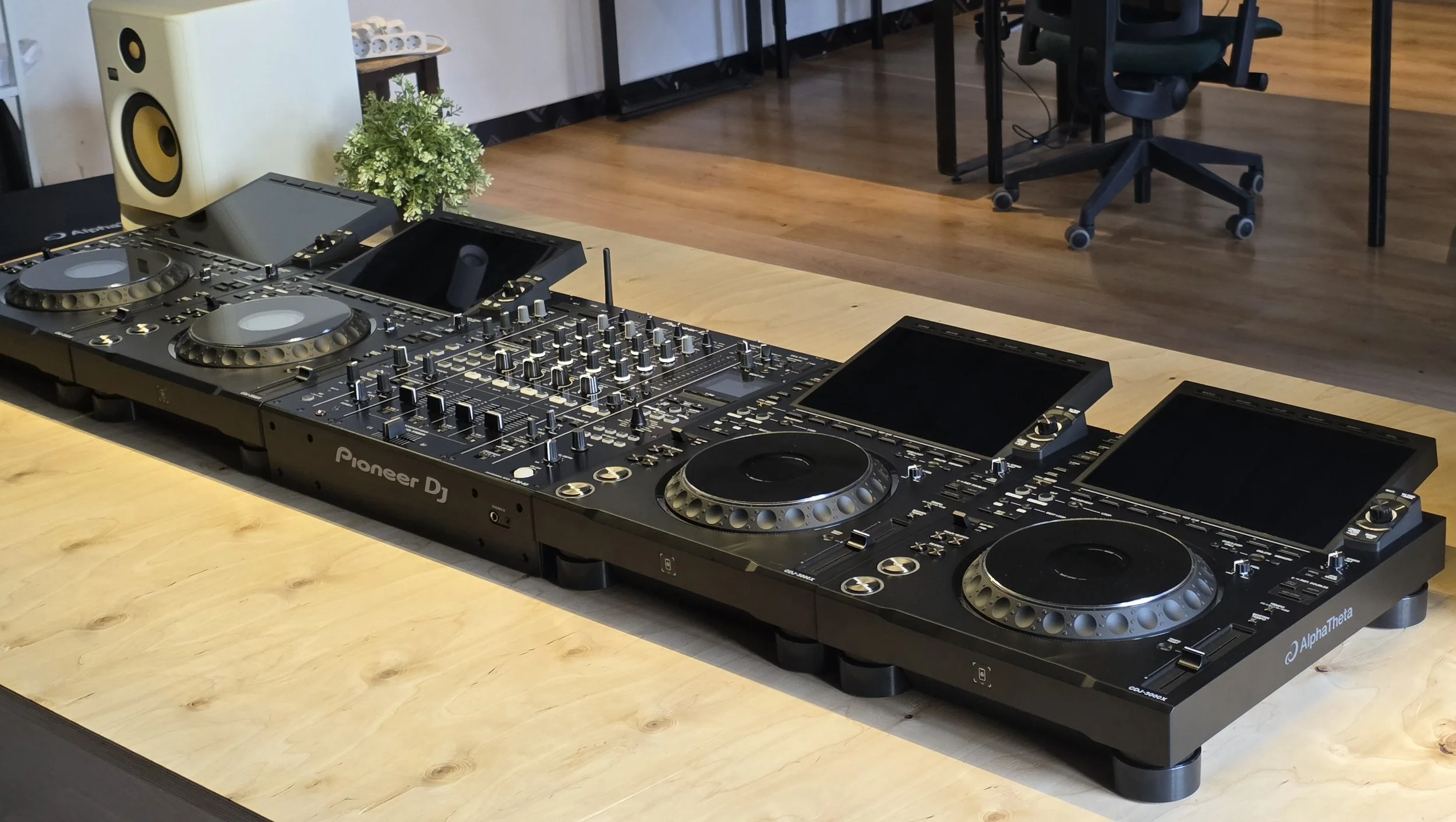 4 gab. CDJ-3000x + DJM A9