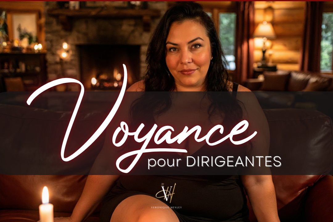 Une clairvoyante sophistiquée, assise sur un canapé en cuir dans un intérieur chaleureux en bois avec une cheminée allumée en arrière-plan, tenant une bougie, lors d'une séance de voyance pour dirigeantes.