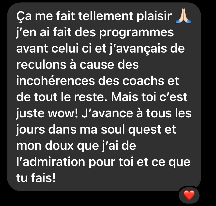 Capture d'écran d'un message texte exprimant de l'admiration et du plaisir pour quelqu'un qui poursuit ses rêves et ses ambitions, avec un emoji de mains jointes et un cœur en bas à droite.