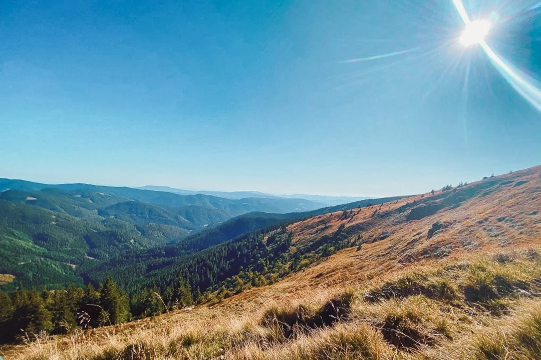 Bergpanorama mit blauem Himmel