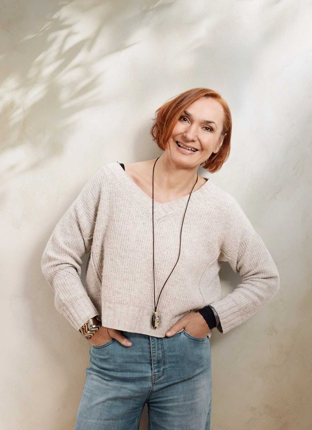 Petra neigt den Kopf und lacht