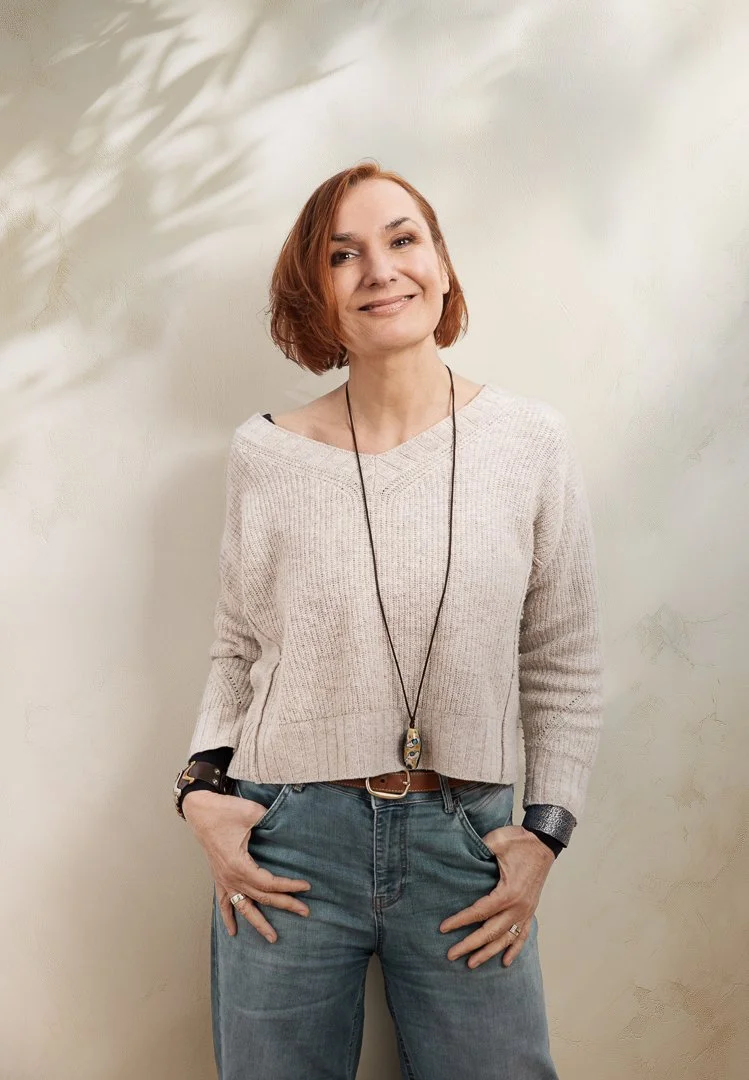 Petra lehnt an einer Wand