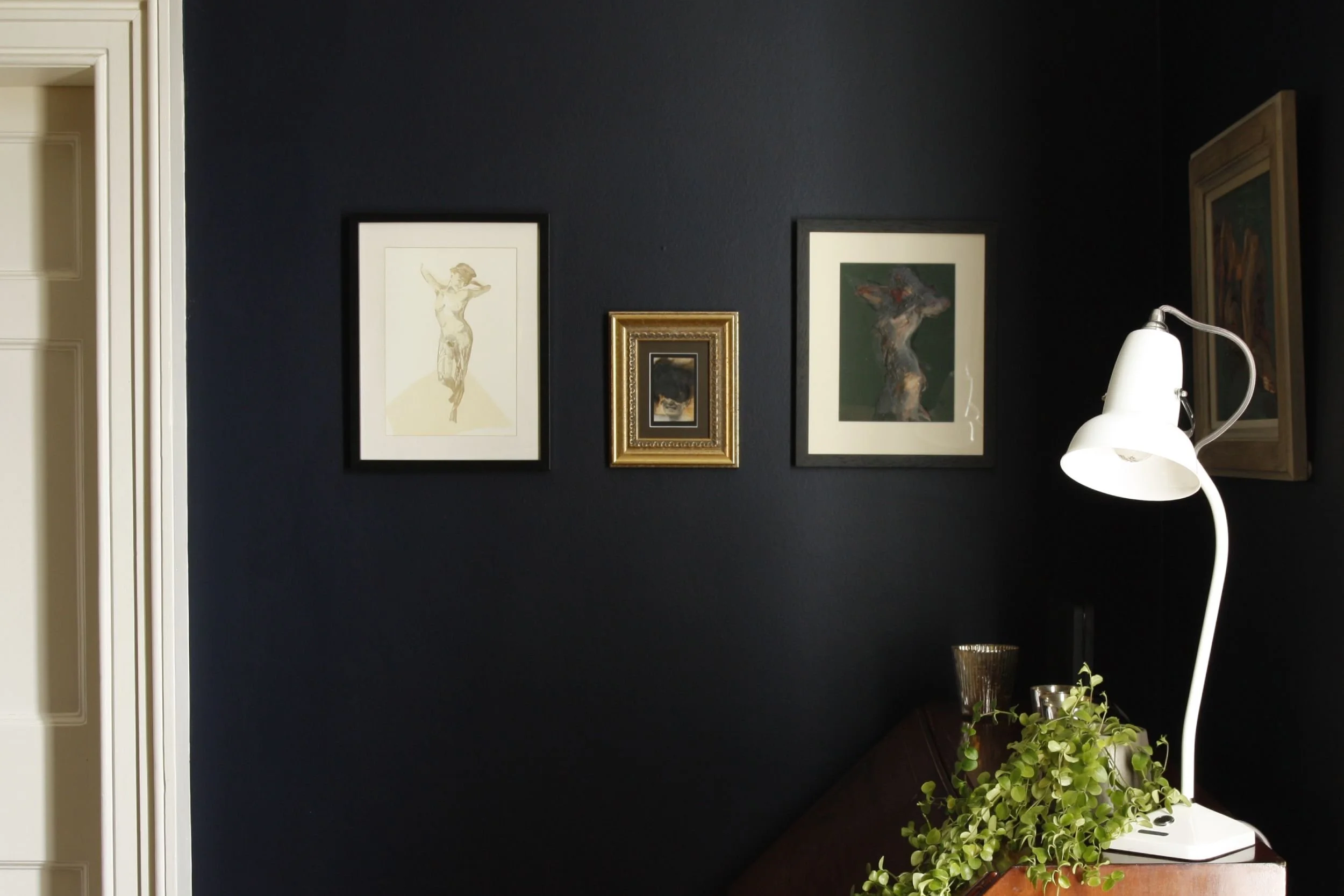 Picture hanging aligned bottom level of frame