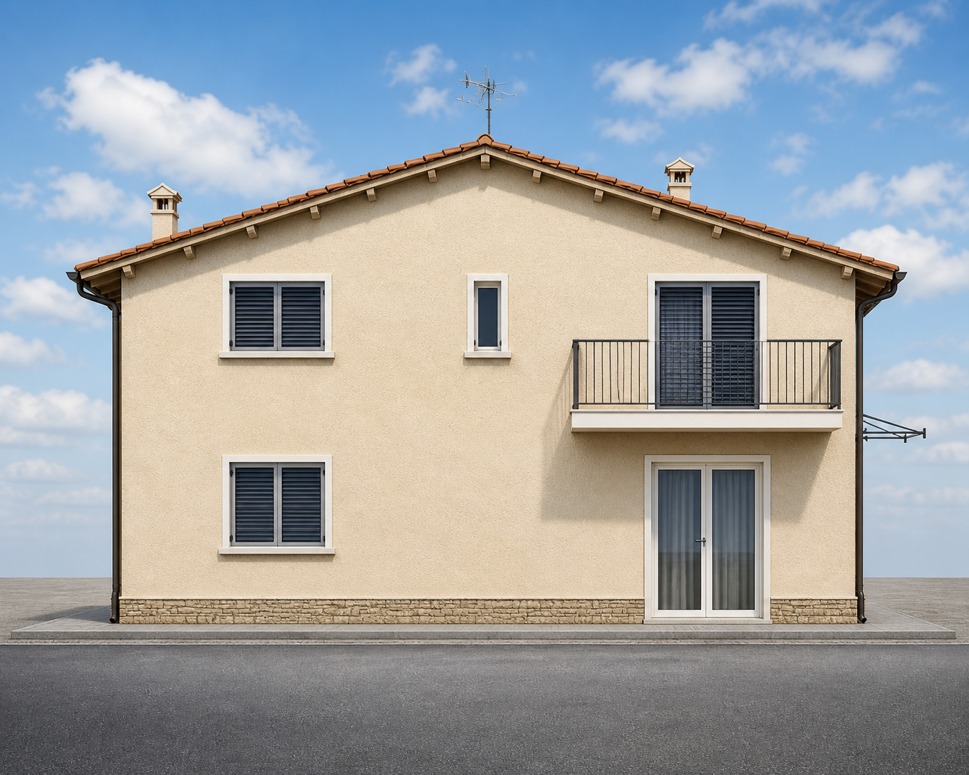 Casa di due piani con pareti beige, tetto rosso, quattro finestre con persiane blu, balcone con ringhiera nera, porta d'ingresso con porta-scorrevole. Strada e cielo azzurro con nuvole.