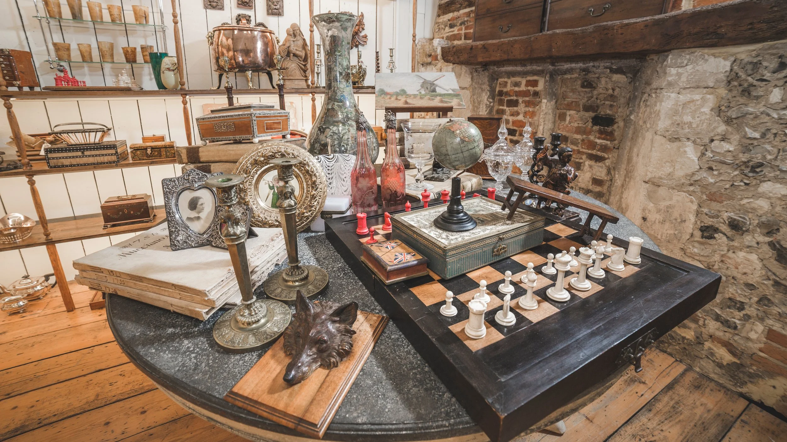 NO NUMBER ROUND TABLE DISPLAY 06-09-2018 3 HR.jpg
