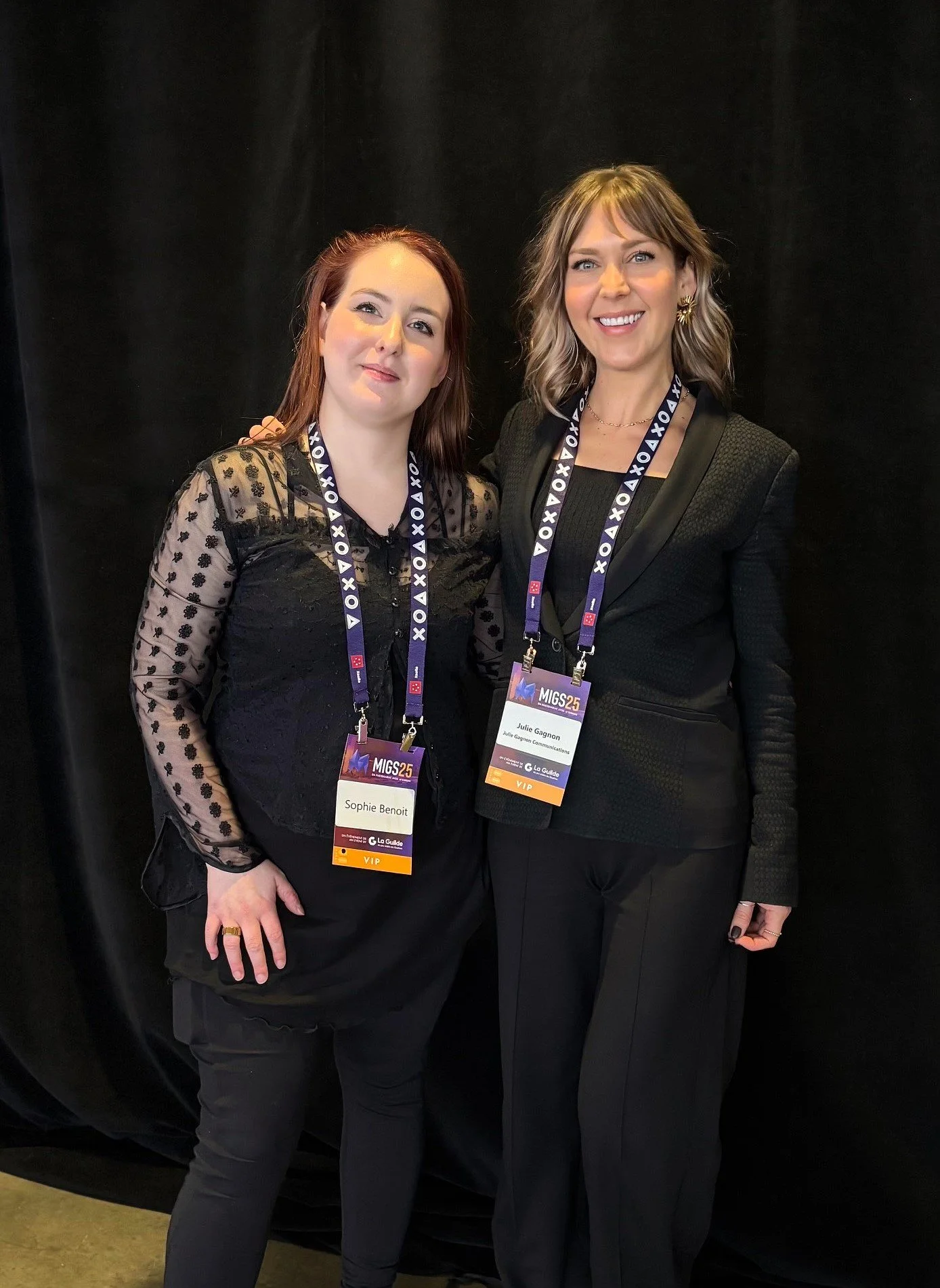 Deux femmes professionnelles posant pour une photo lors du MIGS. 