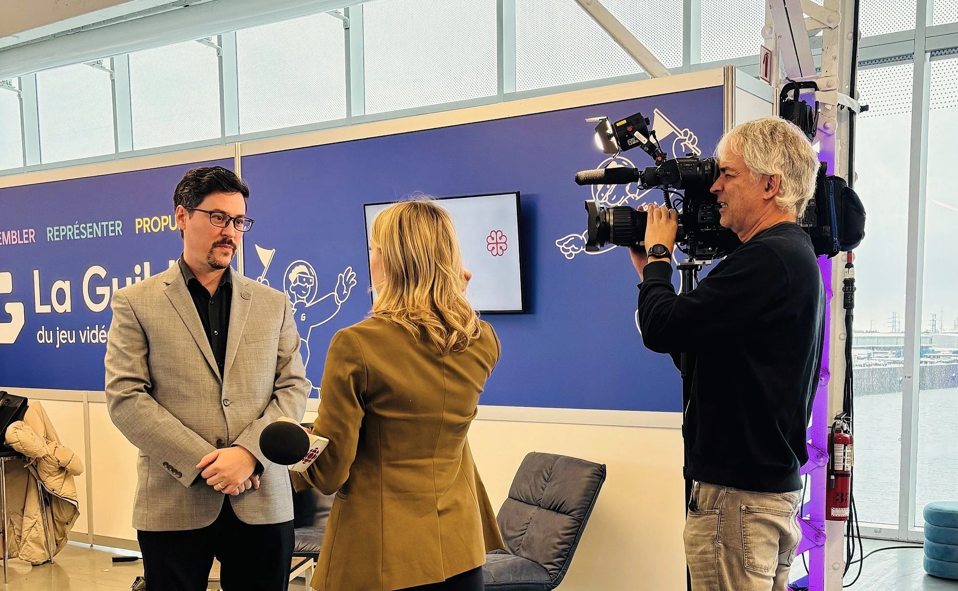 Une femme interview un homme lors du MIGS. 