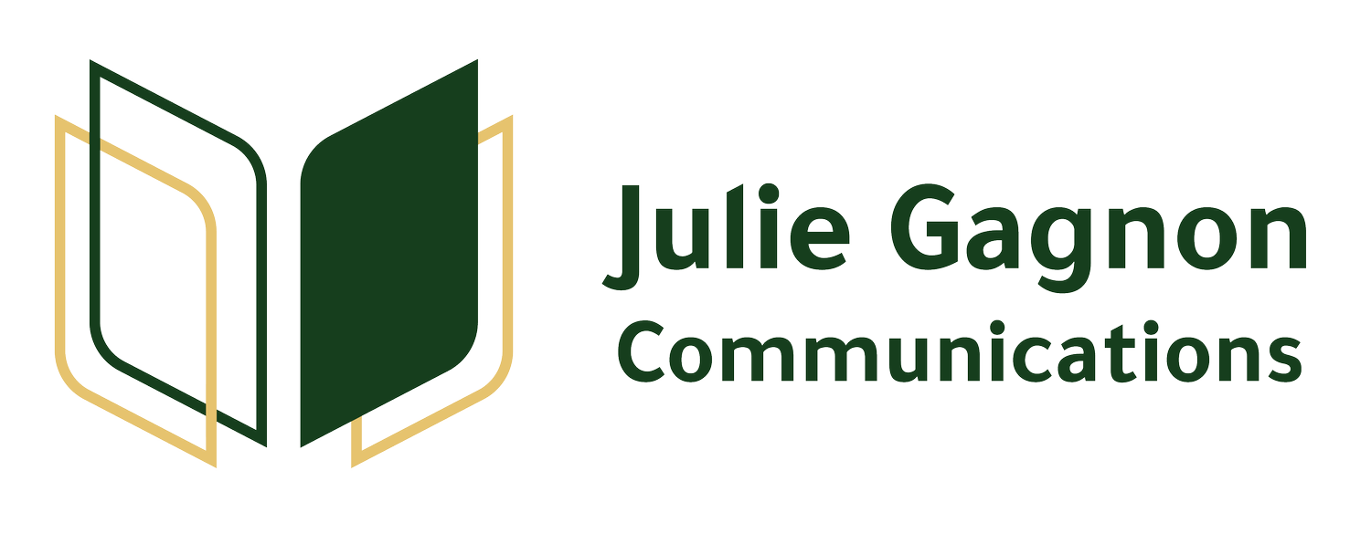 Logo de Julie Gagnon Communications avec un icône stylisé de livres ouverts vert forêt et jaune paille