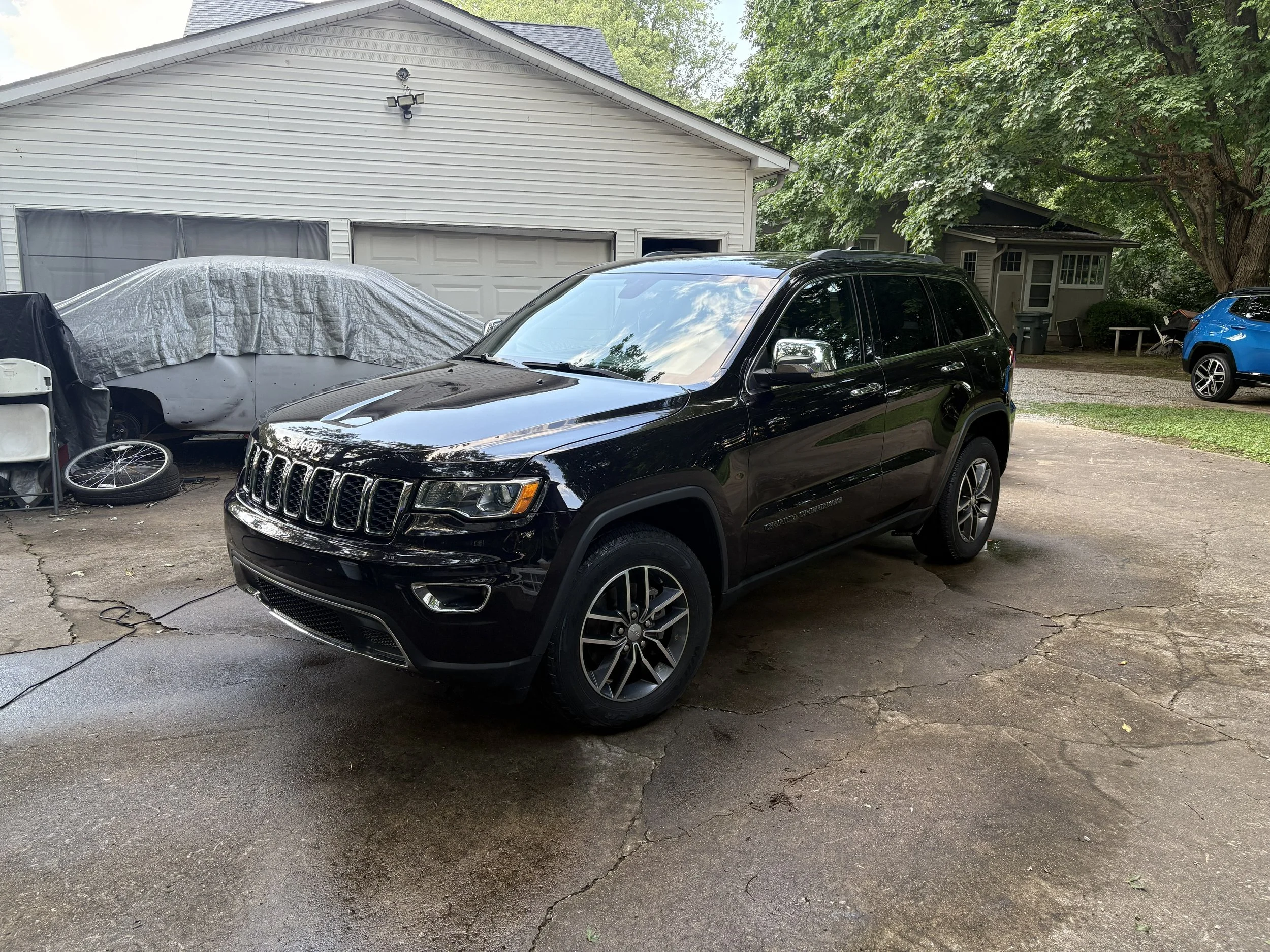 Black Jeep SUV parked on a driveway after a full mobile detail service in Hopkinsville, KY.