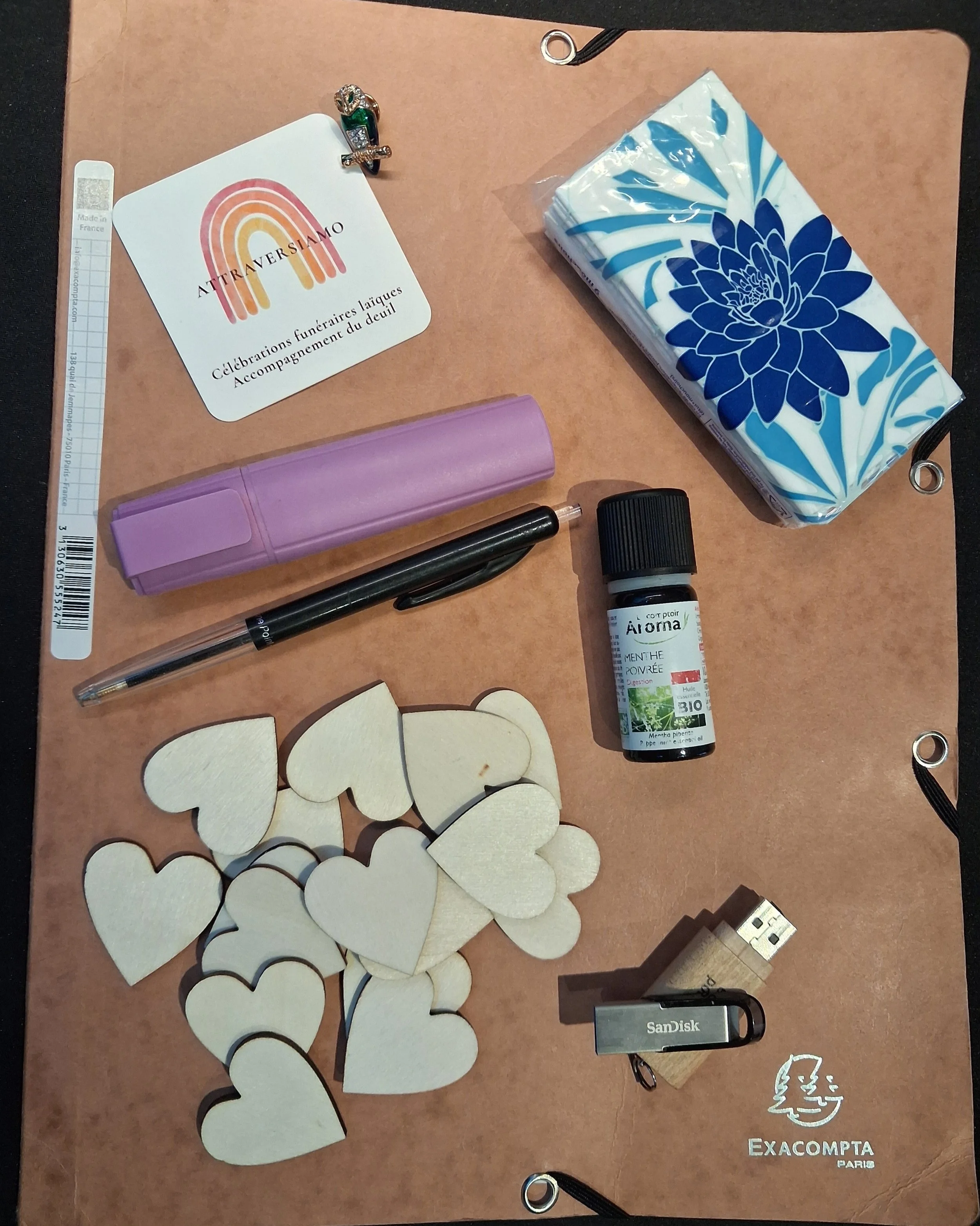 C&eacute;l&eacute;brer une vie, c&rsquo;est une logistique de la pr&eacute;sence et de la pr&eacute;voyance.

Dans mon sac de c&eacute;l&eacute;brante, il y a mon "kit de secours" &eacute;motionnel et technique. 

- La s&eacute;curit&eacute