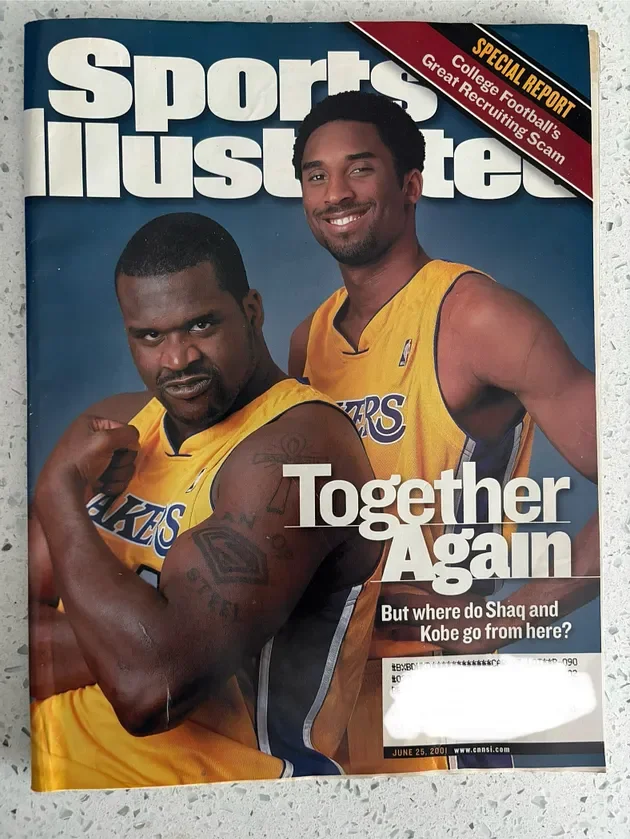 2001 Original Sports Illustrated Magazine (Shaq & Kobe Bryant cover) 