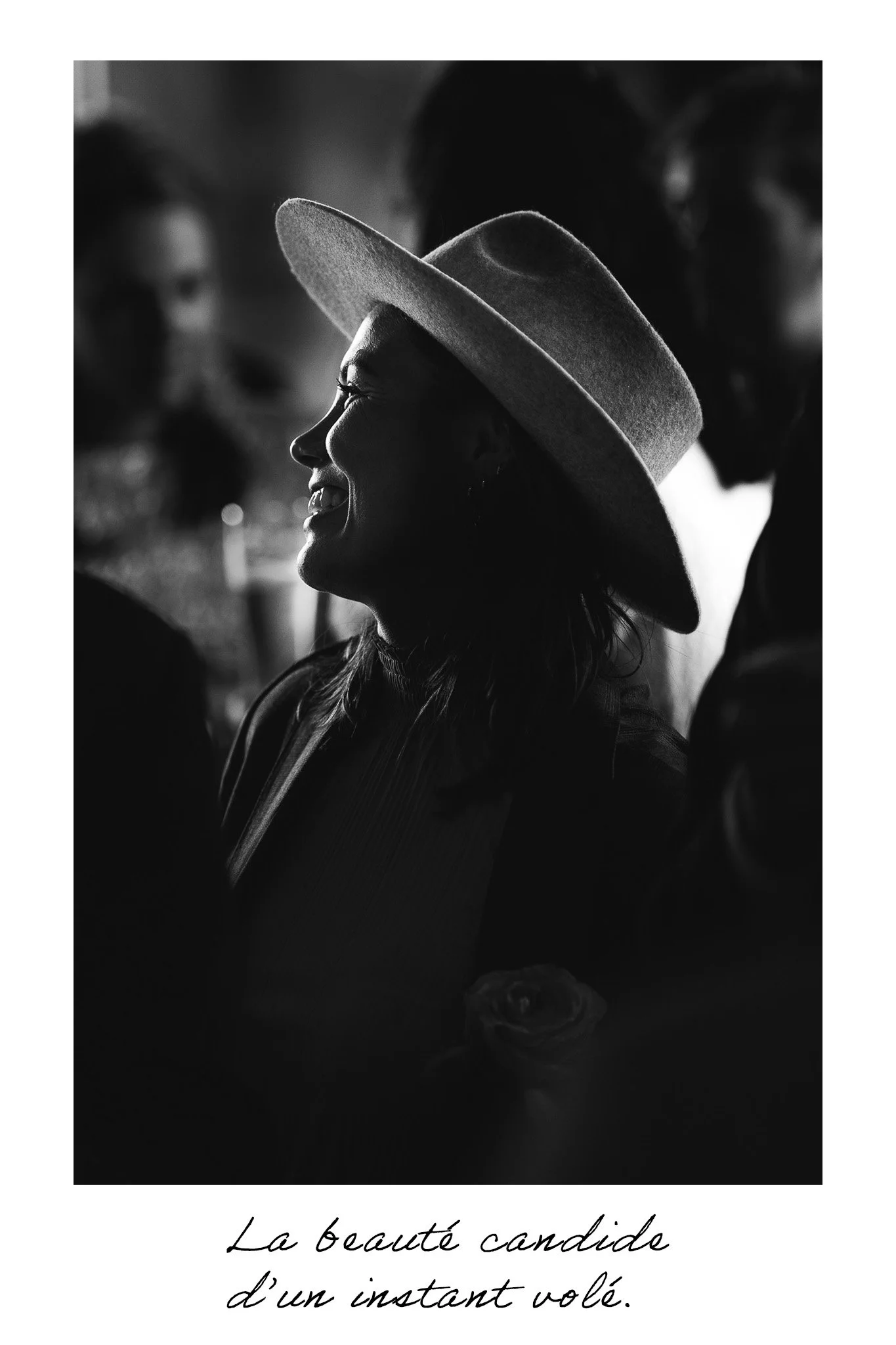 Zwart-wit foto van lachende vrouw met hoed, feestelijke sfeer, tekst onderaan: "La beauté candide d’un instant volé."