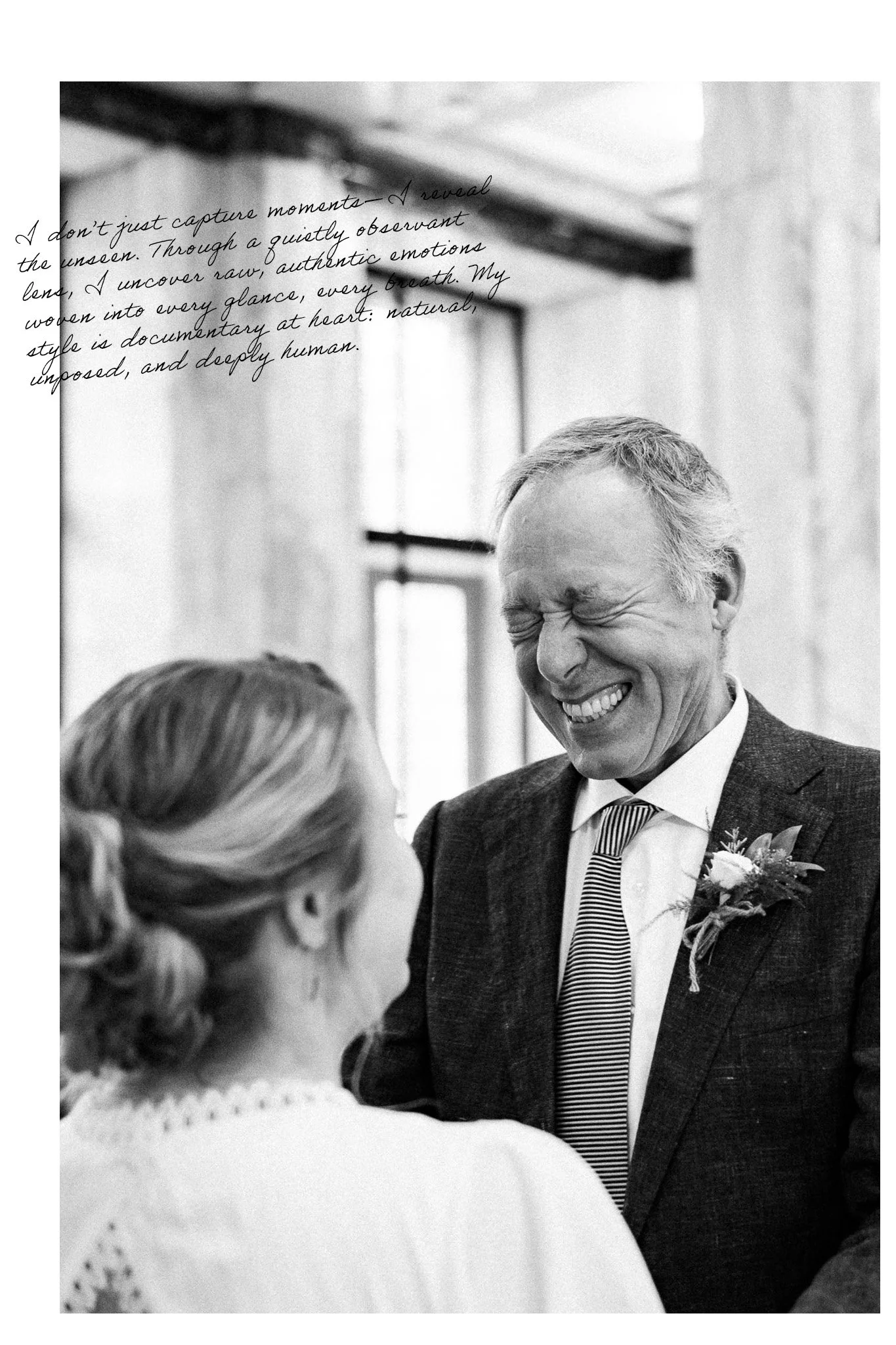 Een zwart-wit foto van een man en vrouw die lachen tijdens een speciale gebeurtenis, mogelijk een bruiloft, met een raam en witte verticale panelen op de achtergrond. Rechts draagt de man een pak met stropdas en een bloem als boutonnière, terwijl de 