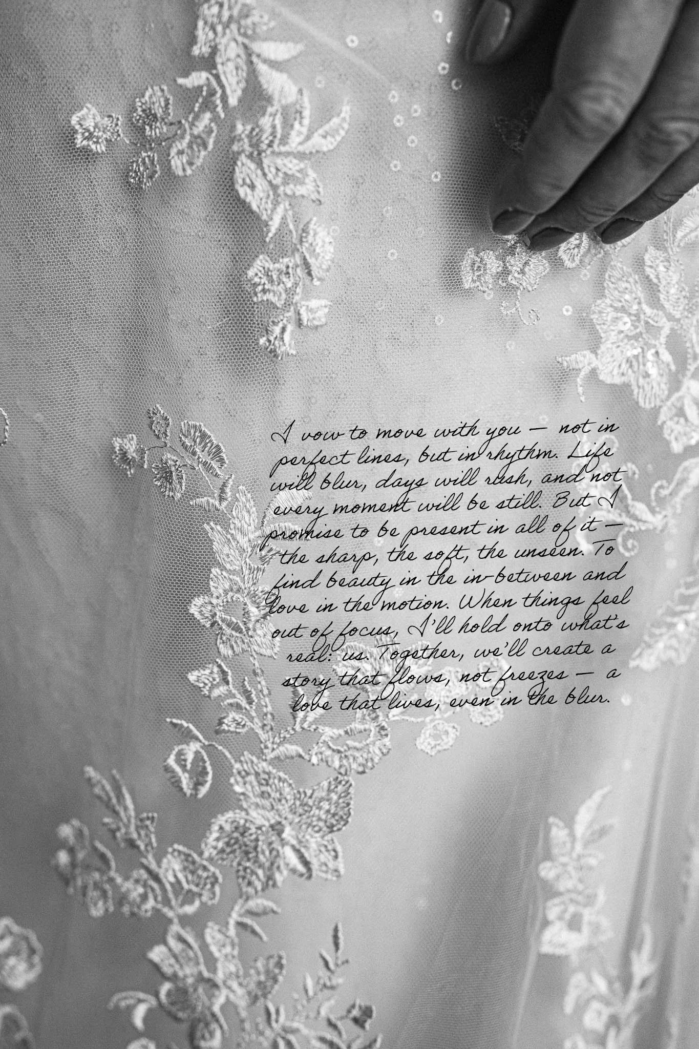 Zwart-wit foto van een hand die over een gespikkeld stoffen textiel met bloemmotieven streelt, met een stuk tekst erover geschreven in kalligrafisch schrift.