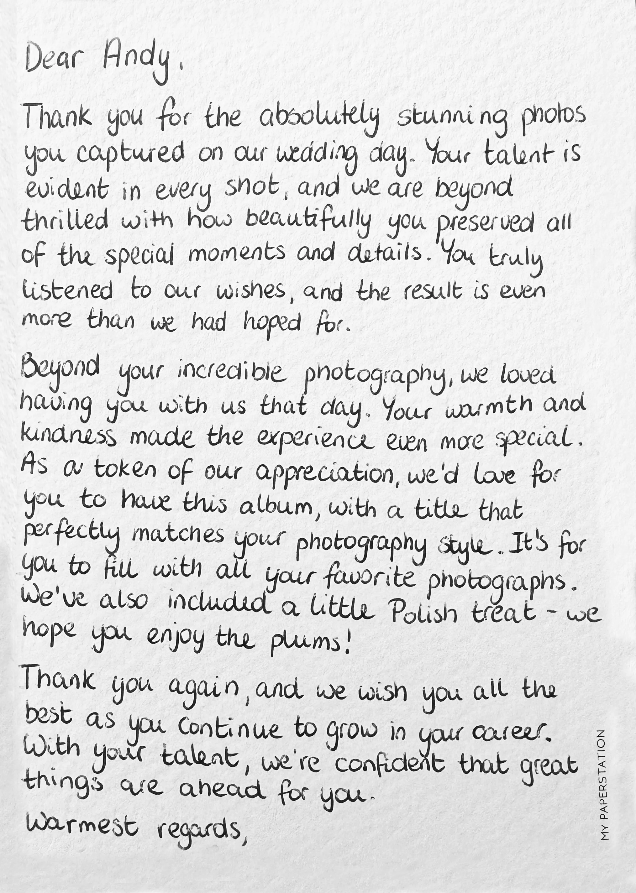 Een handgeschreven bedankbrief die iemand bedankt voor haar mooie foto's en hun vriendelijkheid tijdens een trouwdag, met een toevoeging dat ze een fotoalbum met een titel passend bij haar fotografie stijl willen geven, inclusief een Poolse traktatie