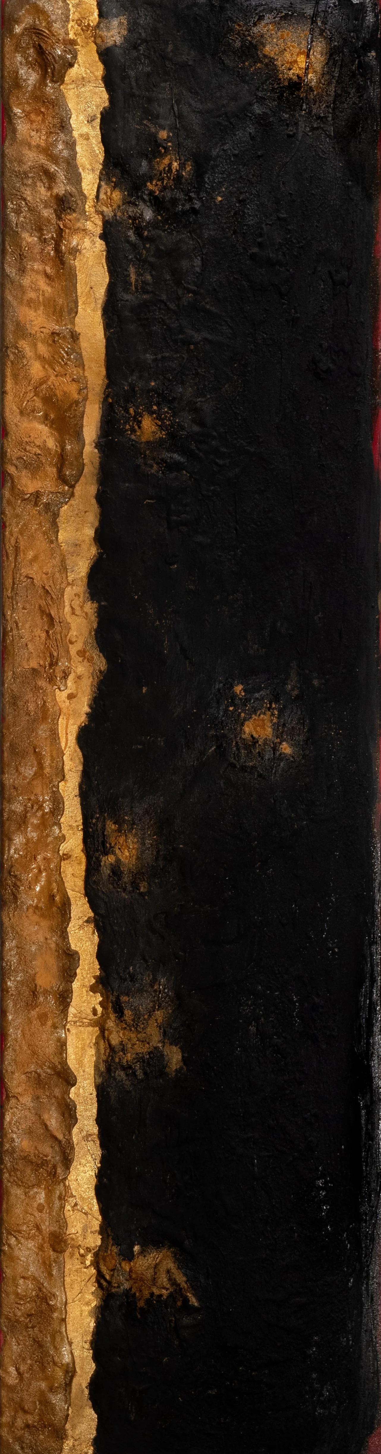 Ein vertikales Bild, das auf der linken Seite eine braune, lehmartige Textur zeigt, während die rechte Seite fast vollständig schwarz ist mit einigen orangenen Flecken.
