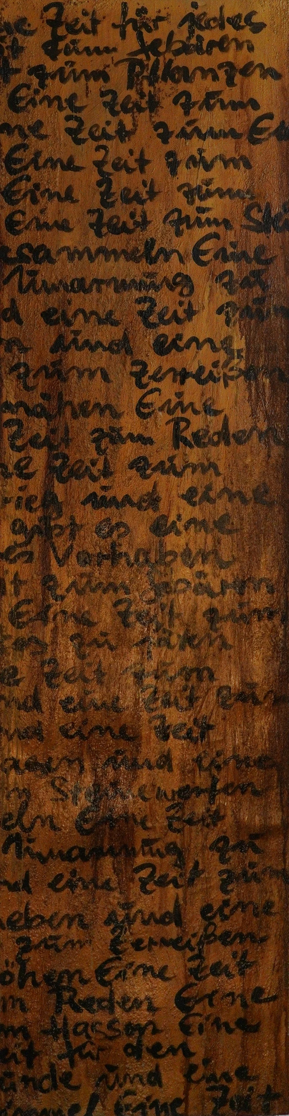 Handgeschriebener Text auf einer Holzoberfläche, in Schwarz geschrieben, mit verschiedenen deutschen Sätzen über Zeit und ihre Bedeutung.