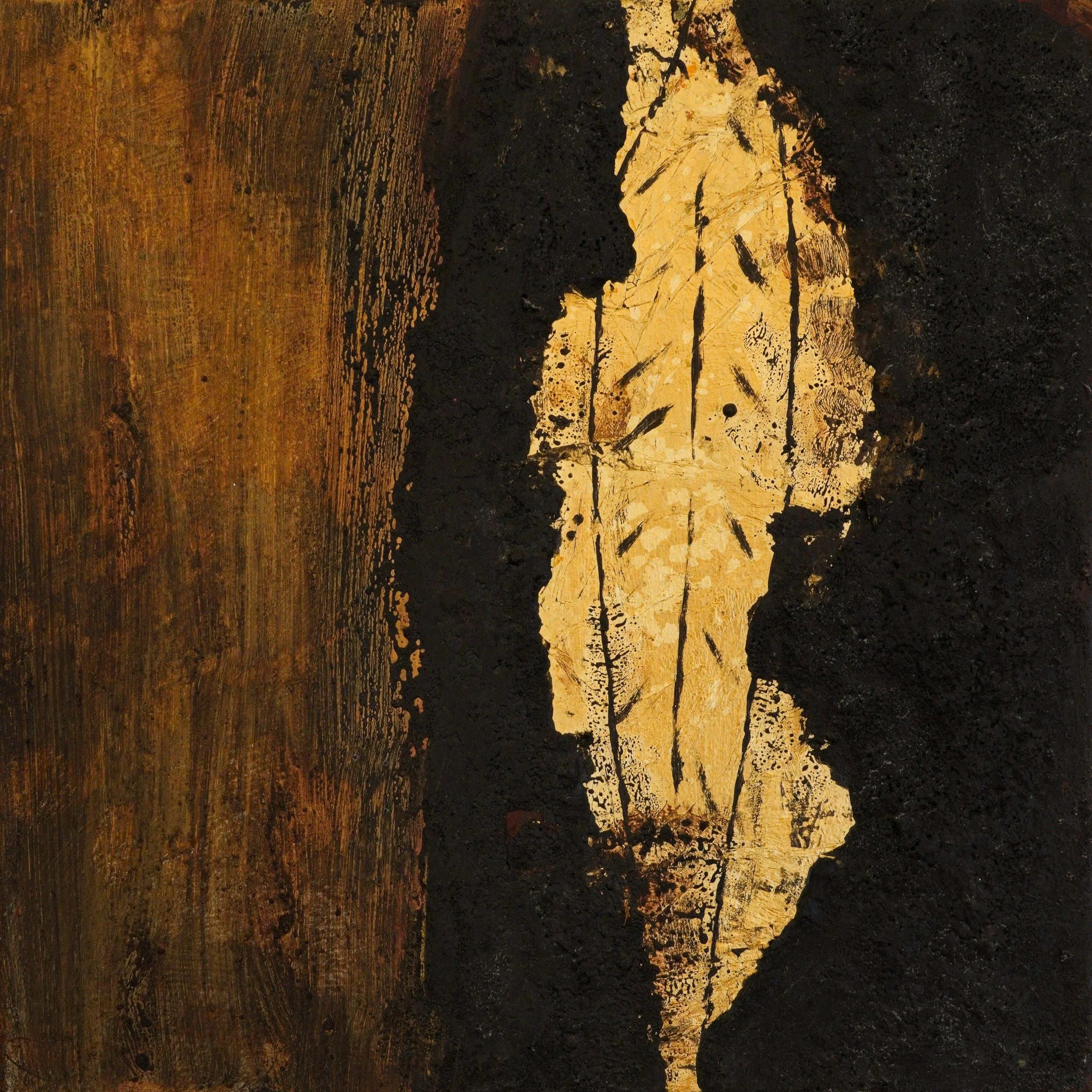 Abstrakte Kunst in Schwarz, Gold und Braun mit kräftigen Pinselstrichen und Texturen.