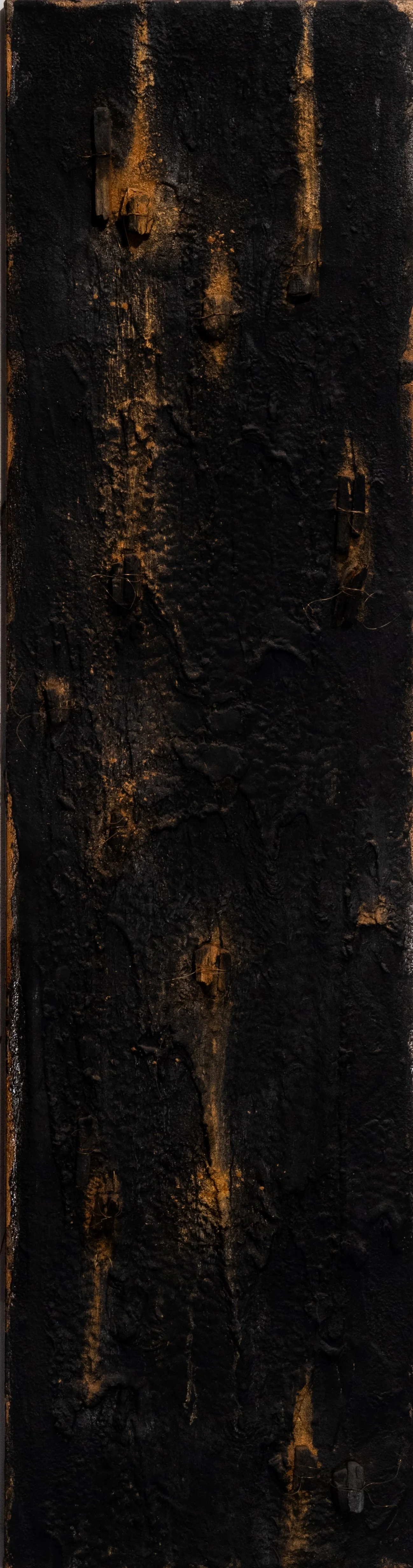 Schwarze, rauchige Oberflächen mit verbrannten Holzstücken und goldenen Akzenten.