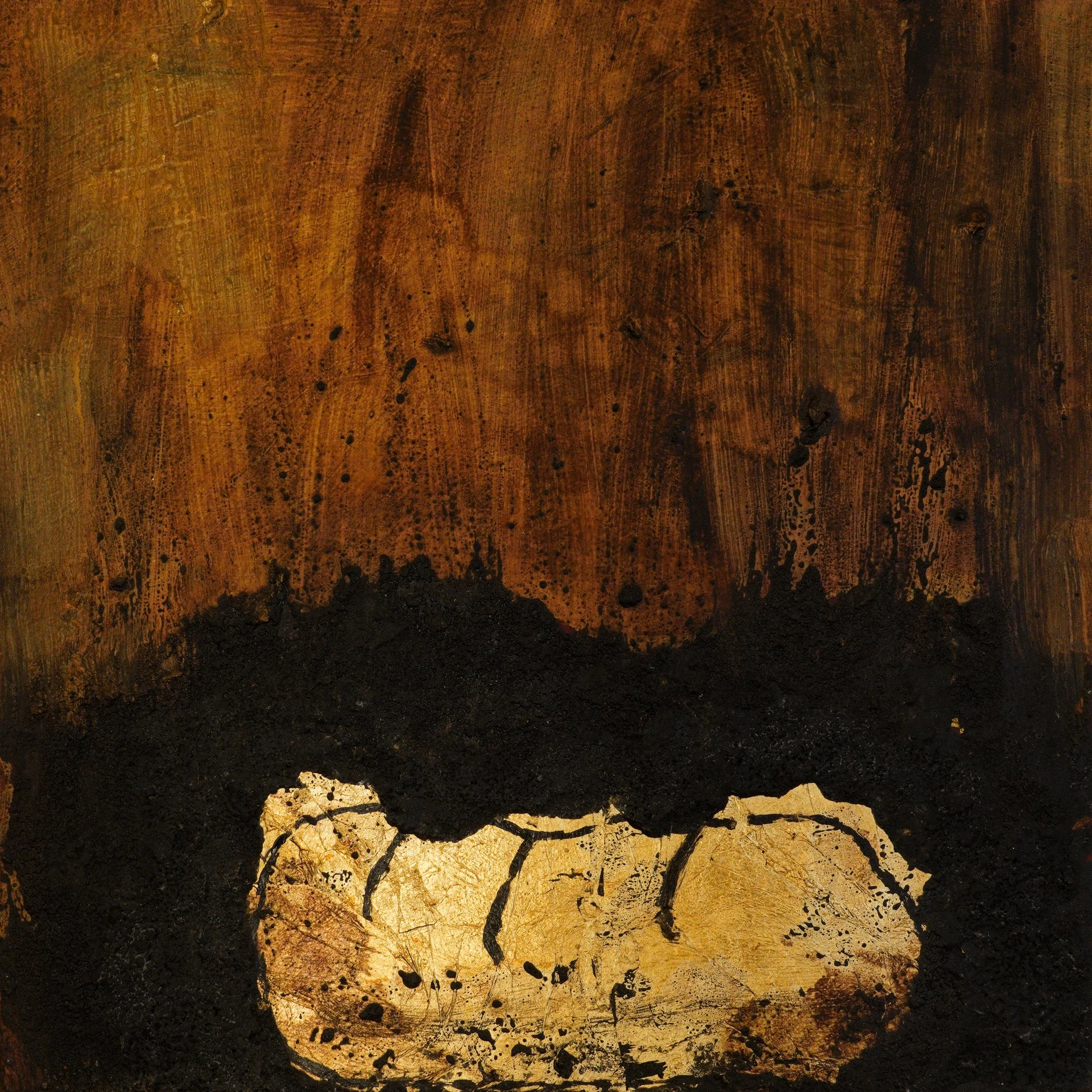 Abstraktes Kunstwerk mit gold, schwarz und braun Farbtönen sowie schwarzer Linienstruktur.