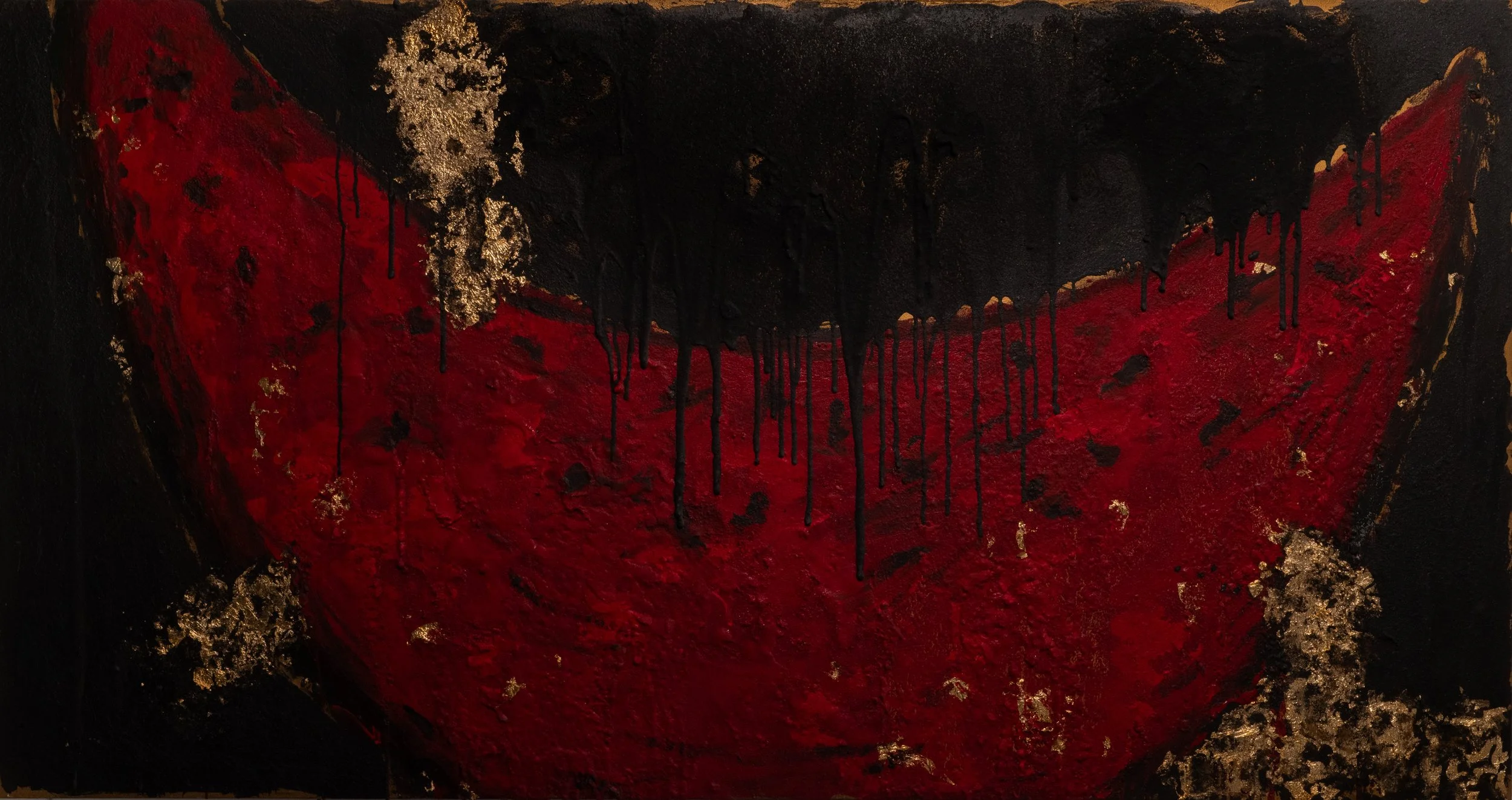 Abstraktes Gemälde in Rot, Schwarz und Gold mit schwarzem dripping und einer goldgefärbten Holzmasse.