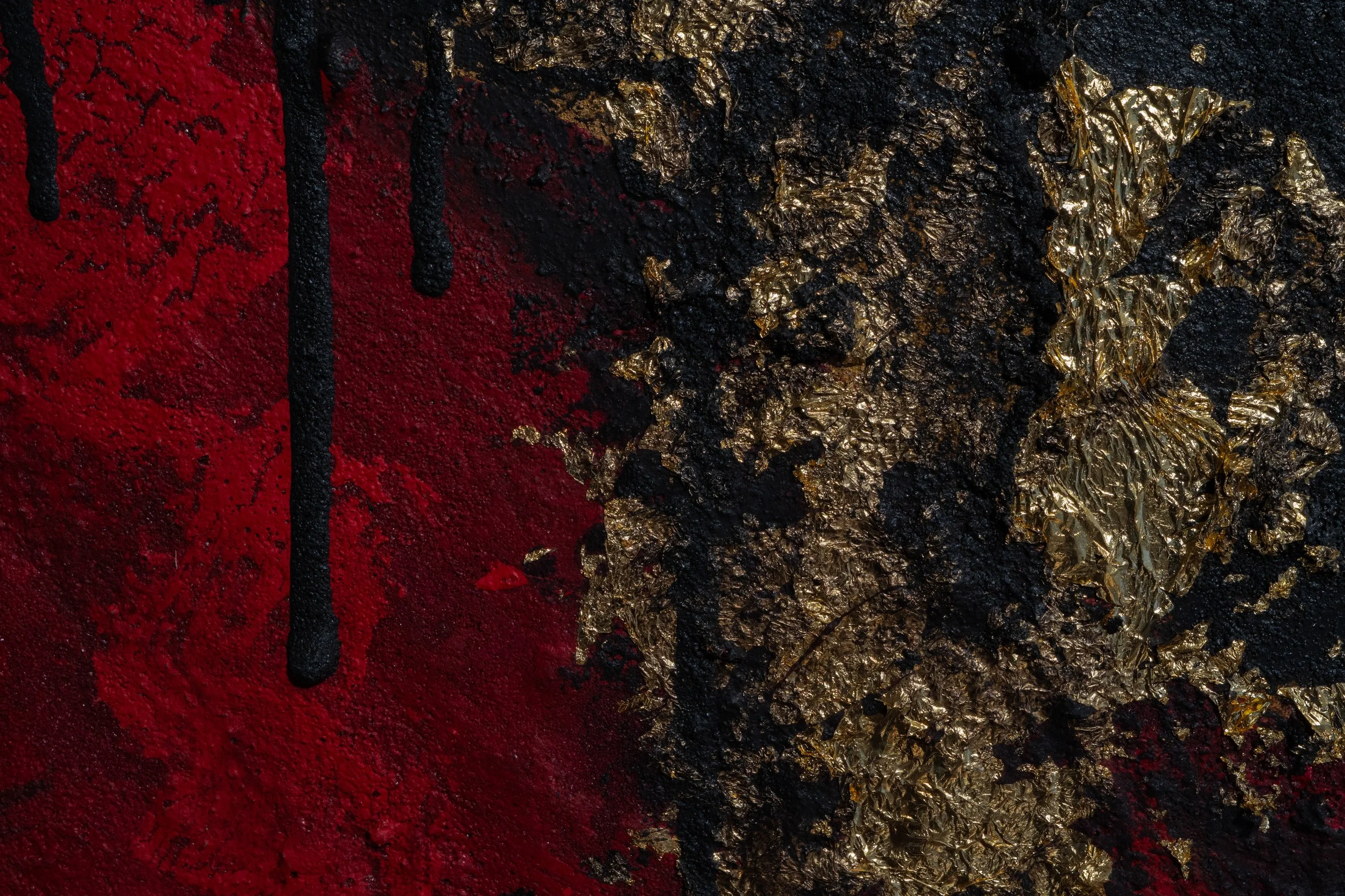 Kunstwerke mit einer roten, schwarzen und goldenen Textur.