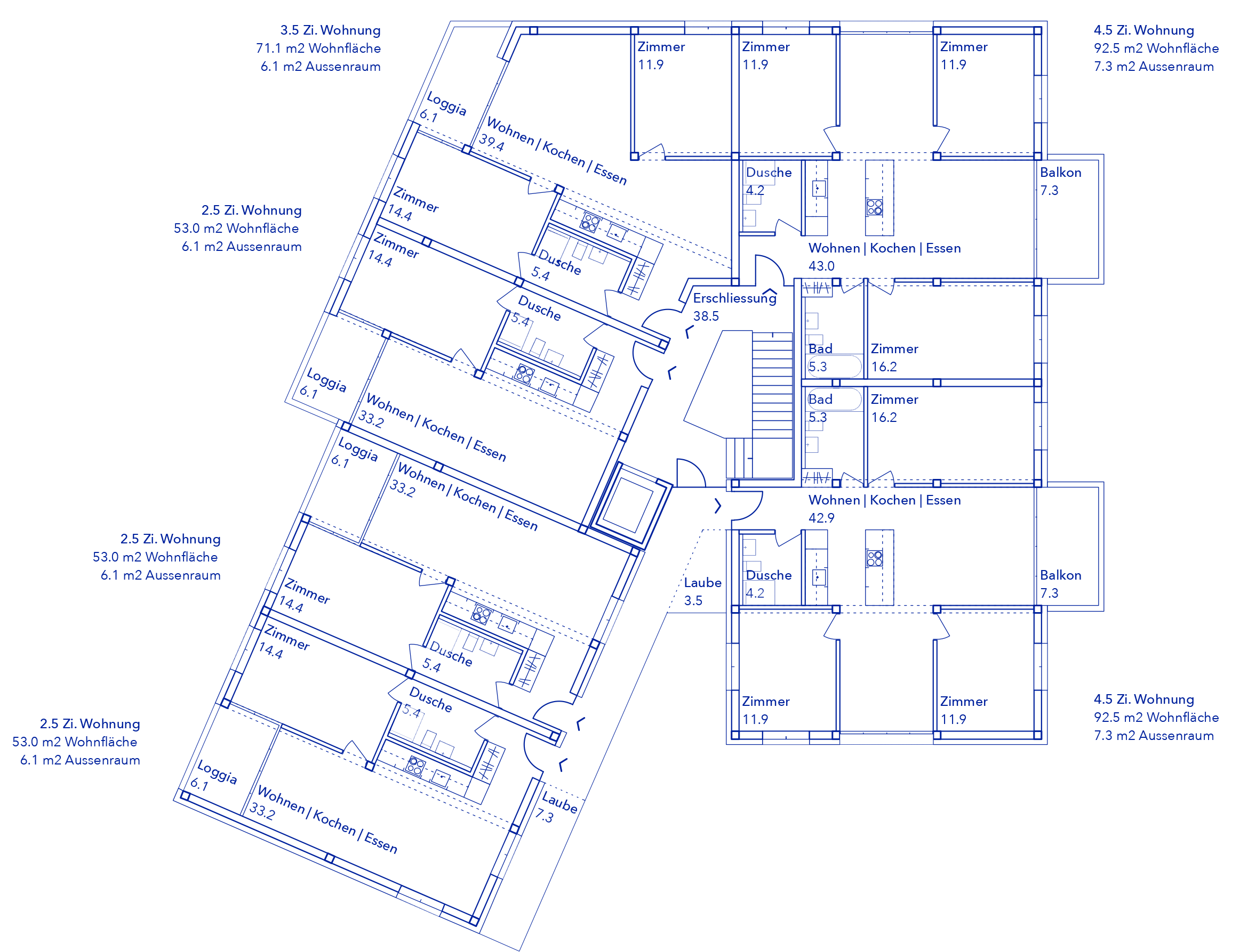 Grundriss eines Mehrfamilienhauses mit mehreren Wohnungen, Zimmern, Badezimmern, Balkonen und Außenbereichen, alle beschriftet mit Raumgrößen in Quadratmetern.