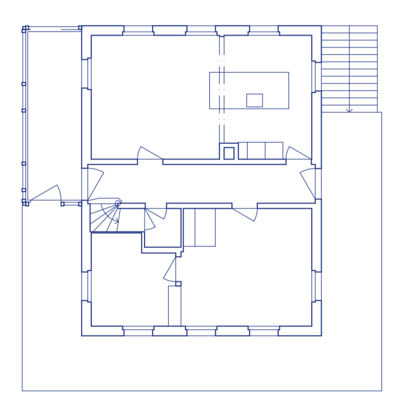 Grundriss eines zweistöckigen Hauses mit verschiedenen Räumen, Treppen und Eingängen.