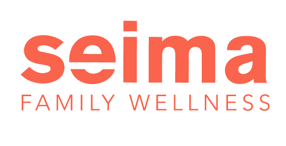 Logotipo de Seima Family Wellness con letras en color coral y negro.