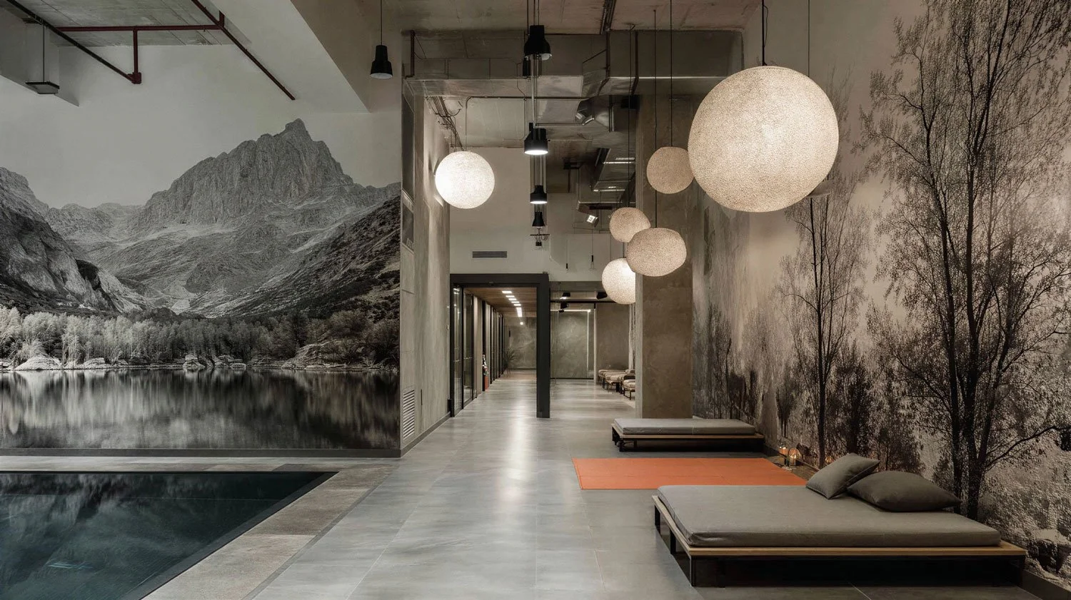 Innenraum mit Swimmingpool und verzierten Wänden, Sonnenlicht durch Fenster