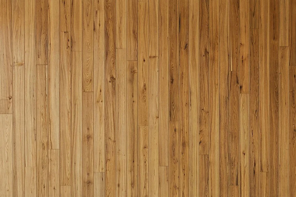 Holzparkettboden mit parallelen Dielen.