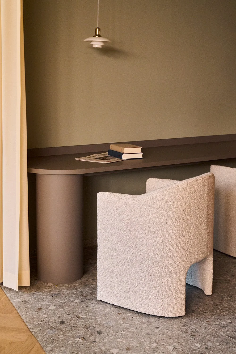 Minimalistischer Arbeitsbereich mit geschwungenem Schreibtisch und Hängeleuchte – Innenarchitektur