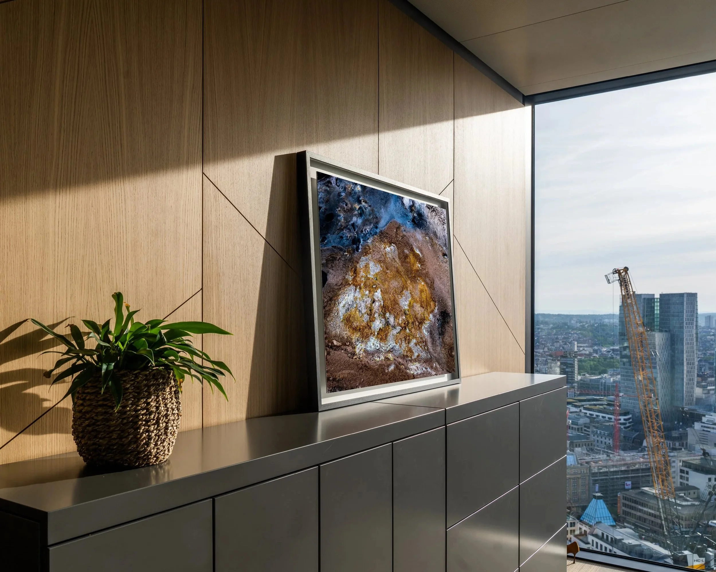 Moderner Raum mit Holzwand, Wandbild und Blick auf Stadtskyline – Innenarchitektur