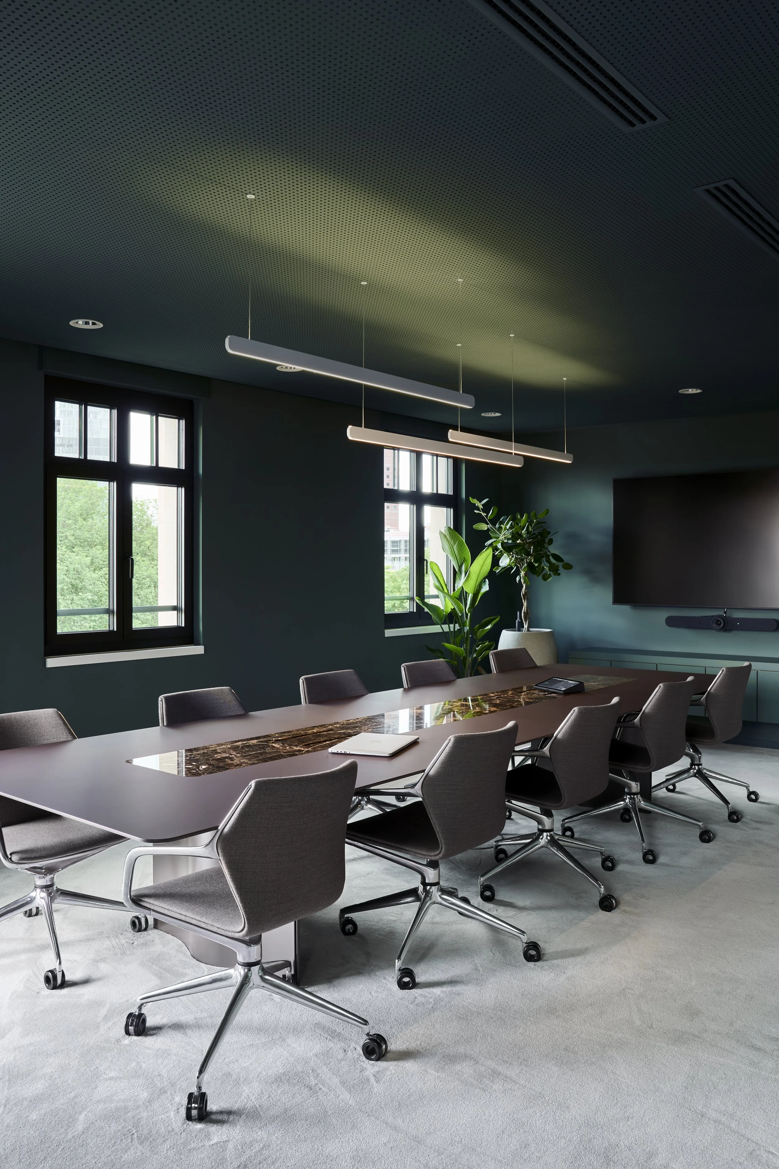 Moderner Konferenzraum mit langem Tisch, Stadtblick und Akustikdecke – Innenarchitektur für Büroräume