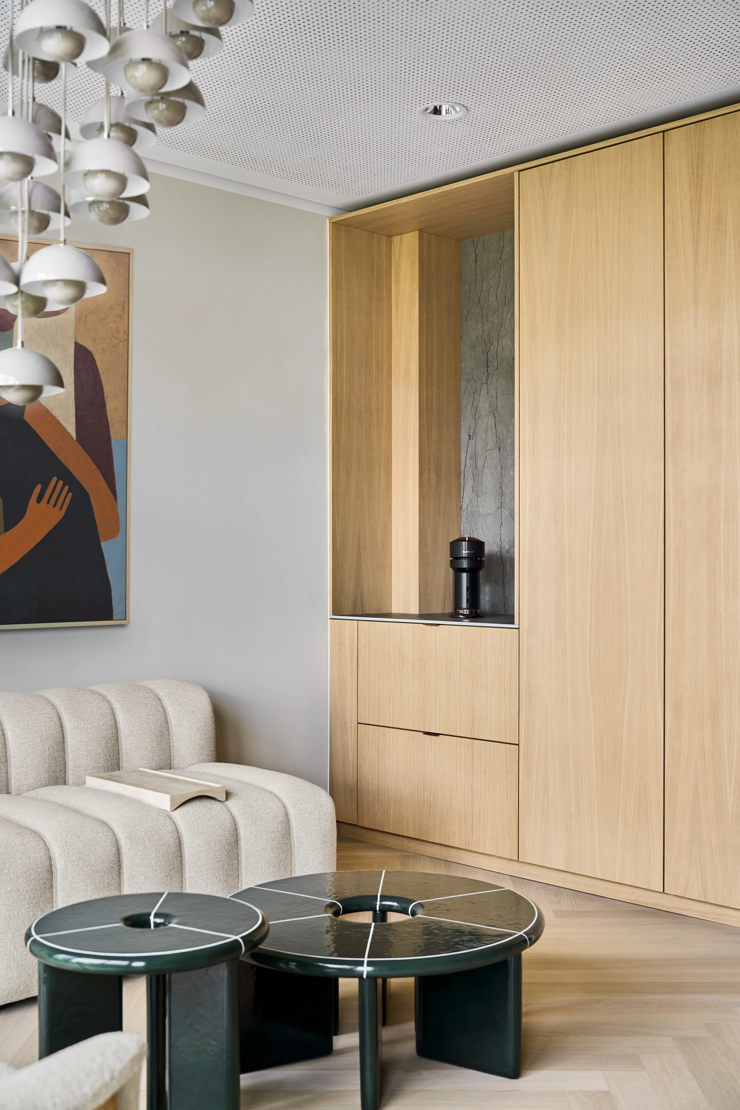 Modernes Wohnzimmer/Office Coffee Corner mit beigem Sofa, Holz-Wandschrank und schwarzen Couchtischen – Innenarchitektur