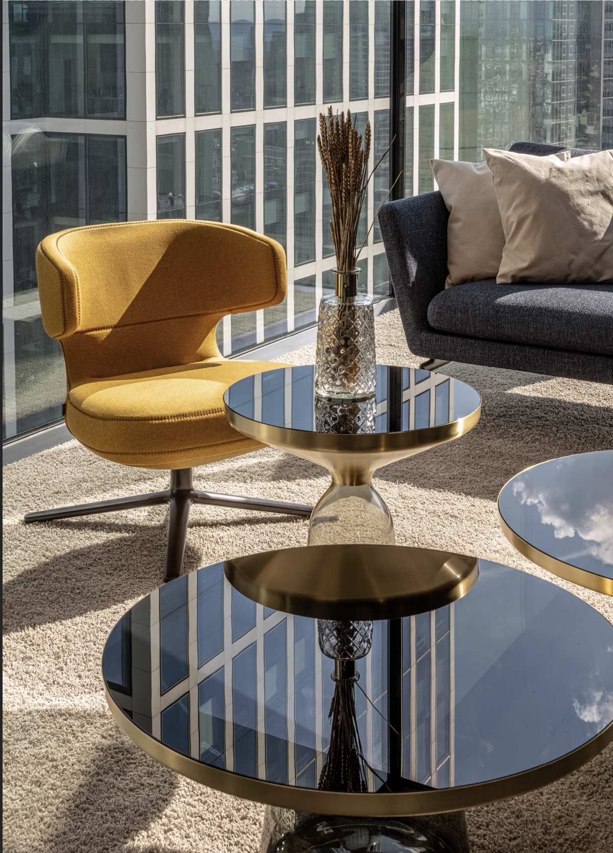 Modernes Wohnzimmer mit senffarbenem Drehsessel, schwarzem Couchtisch und Skyline-Blick – Innenarchitektur