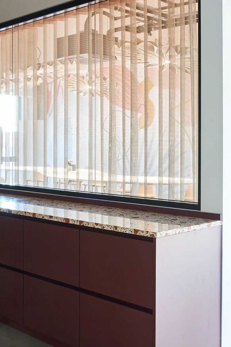 Raumteiler mit transparentem Vorhang und floralem Muster über Sideboard – Innenarchitektur
