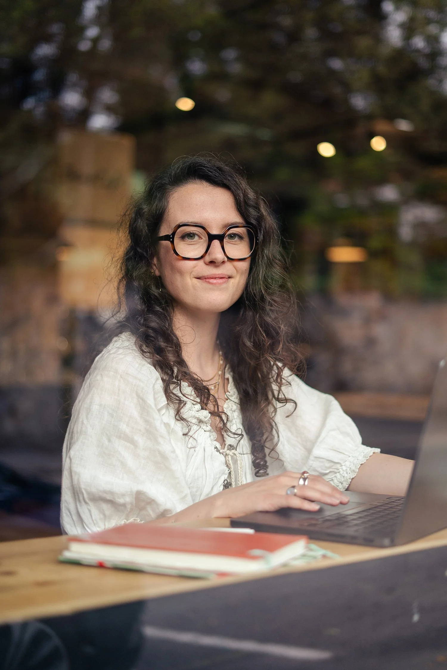 Séréna Delagnes, graphiste et photographe freelance, travaillant dans son studio créatif itinérant — fondatrice de Deux lignes Studio, Pays Basque